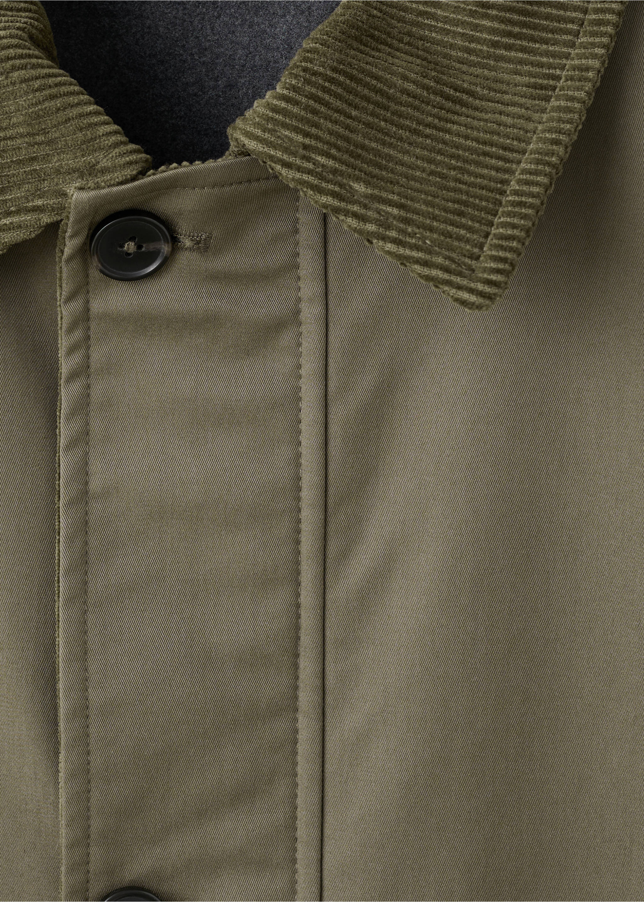 Water-repellent jacket with corduroy collar - Details of the article 8, Olive Green. Ref: 17005973-00.