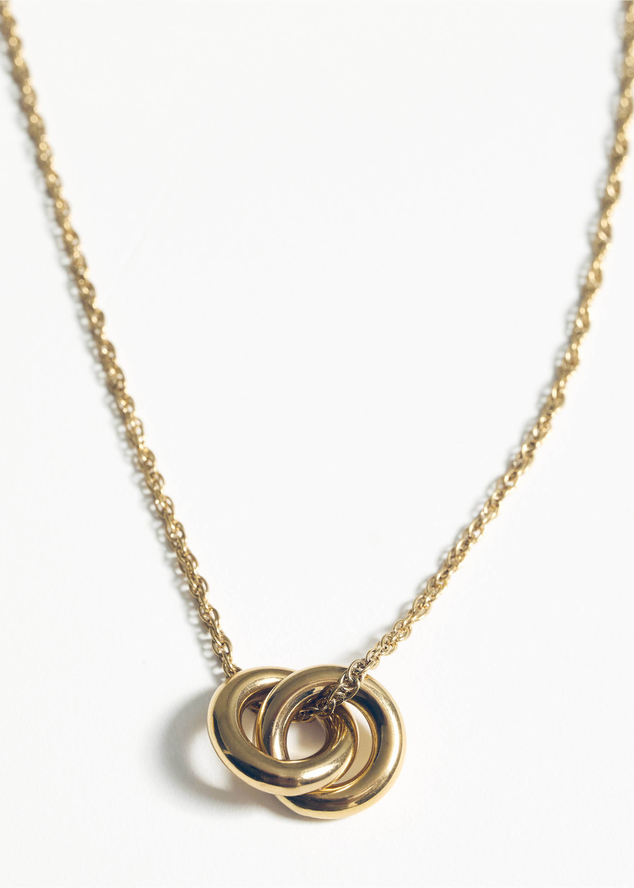 Stainless steel necklace with interlinked rings - Details of the article 5, Gold. Ref: 17006000-00.