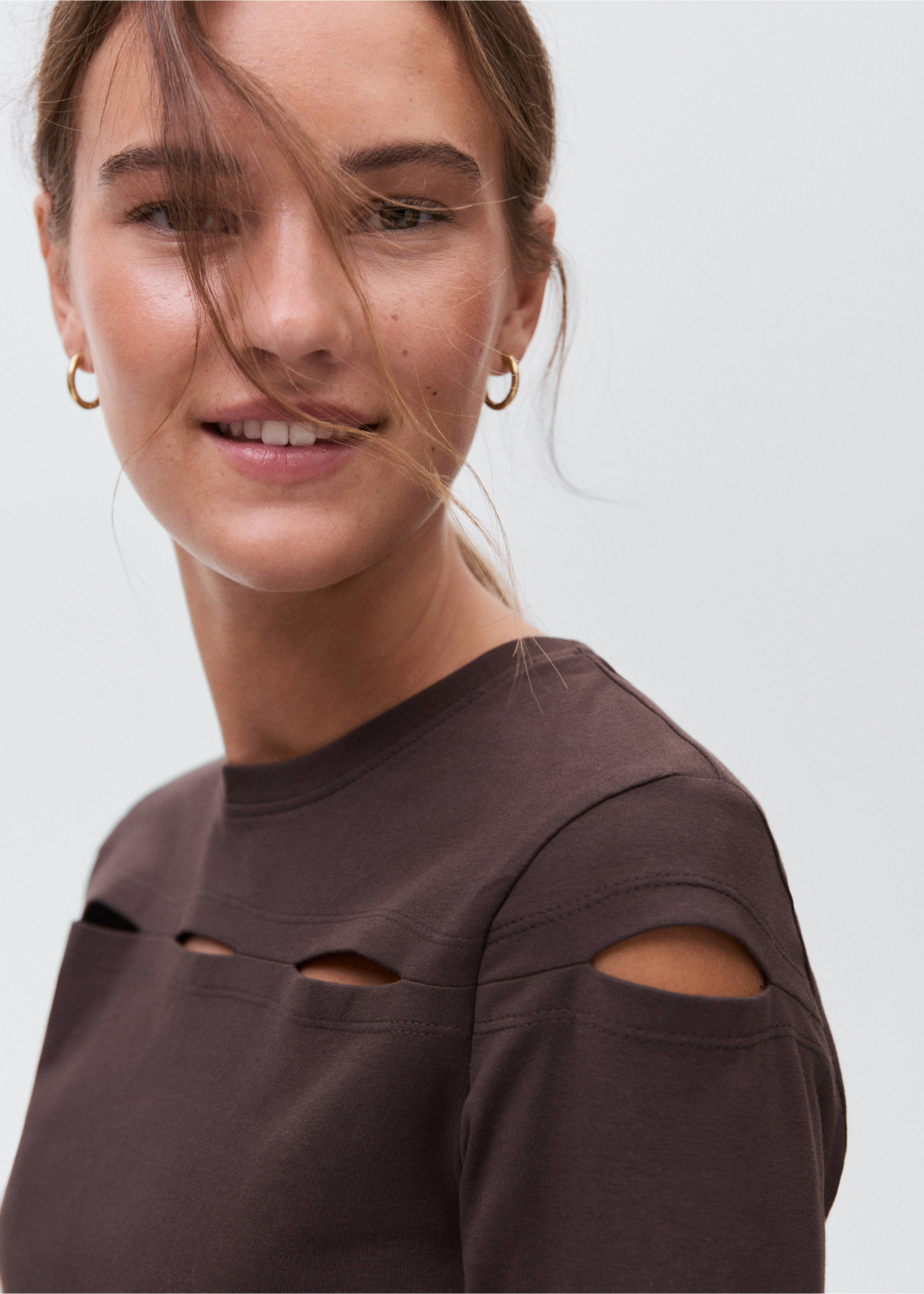 Cotton t-shirt with cut-out - Details of the article 1, Brown. Ref: 17006349-00.
