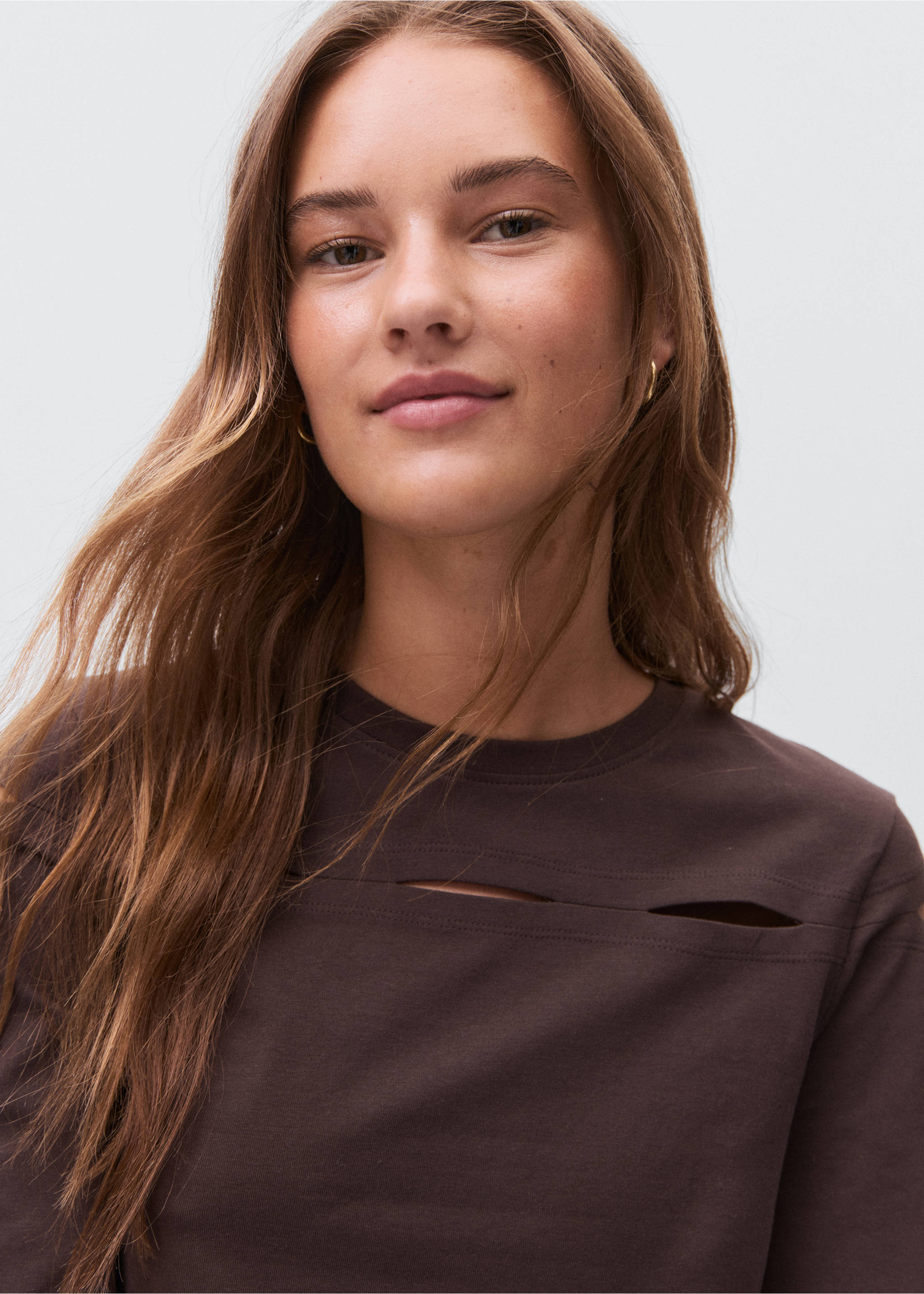 Cotton t-shirt with cut-out - Details of the article 2, Brown. Ref: 17006349-00.