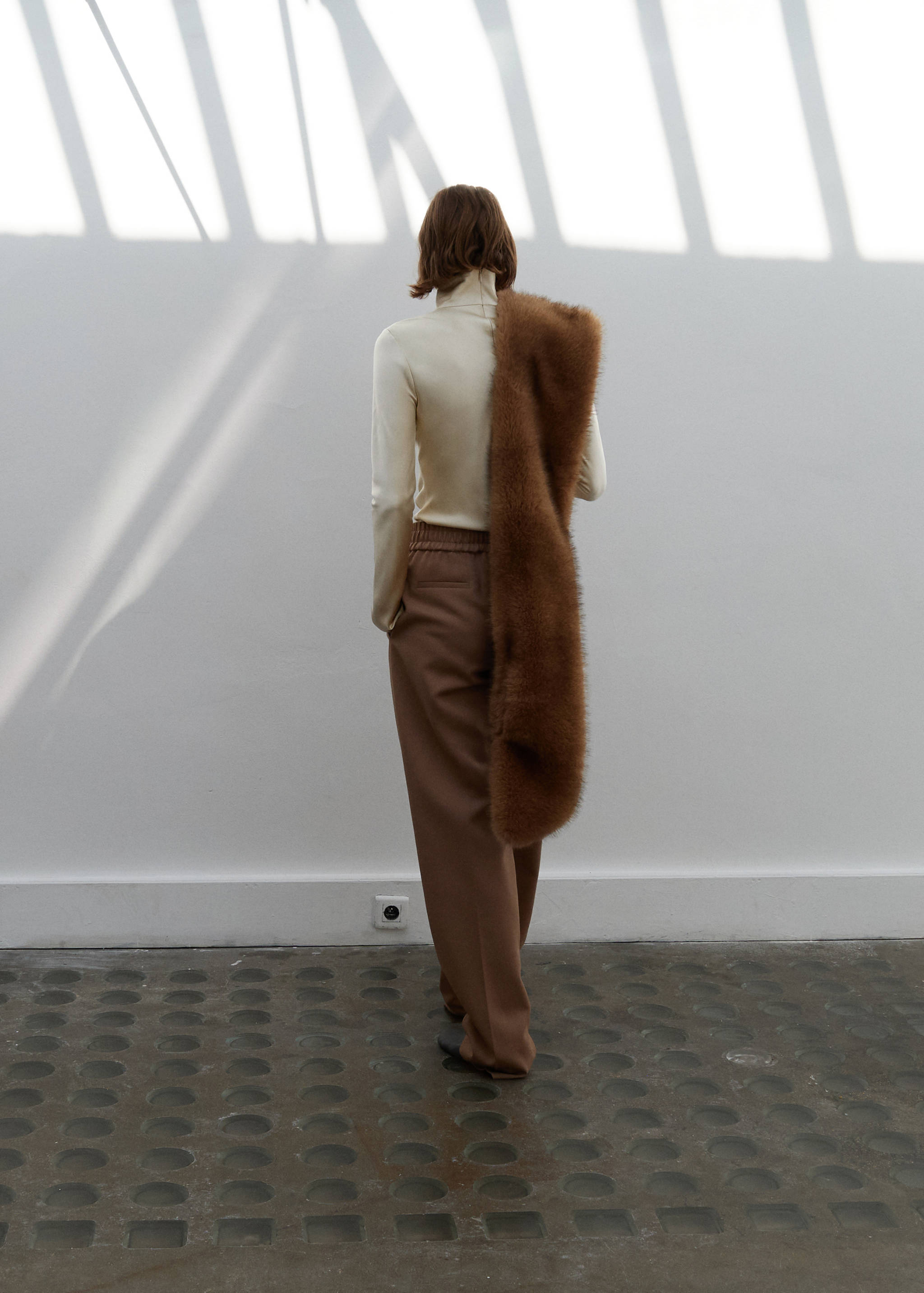 100% wool trousers with elastic waist - Reverse of the article