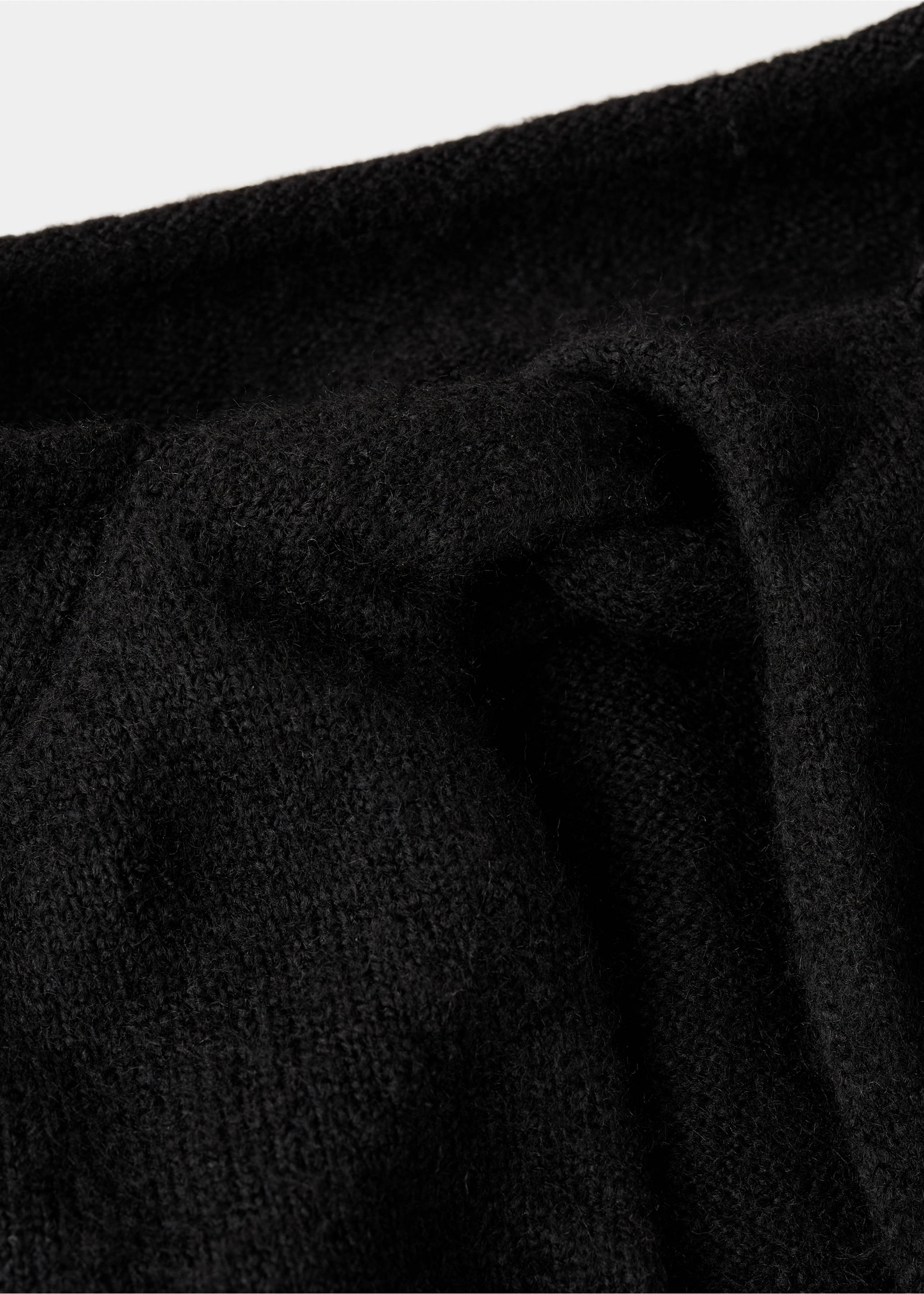 Sweater with open back - Details of the article 0, Black. Ref: 17007136-00.