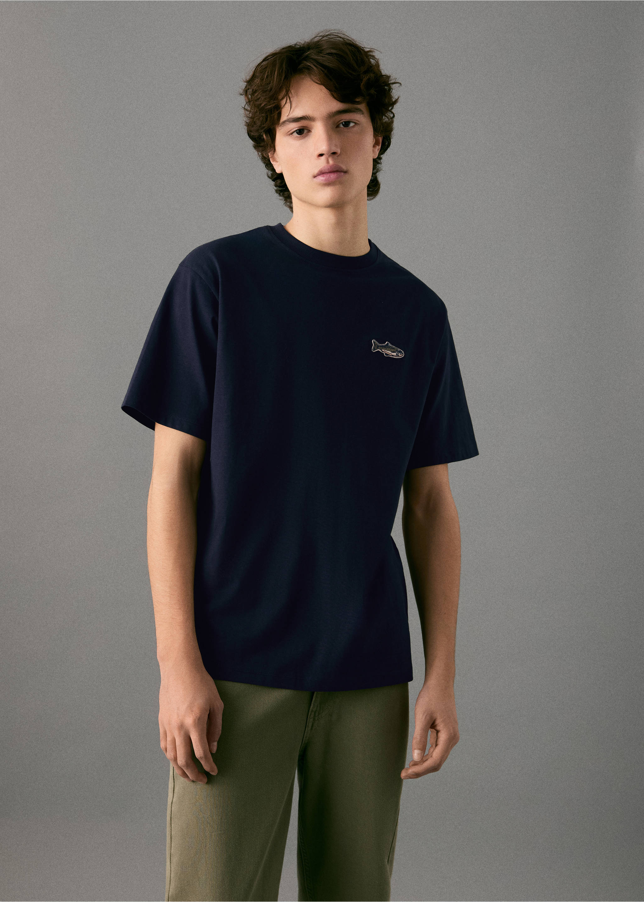 T-shirt de algodão com bordado de peixe - Plano médio, Azul-marinho. Ref: 17007778-00.