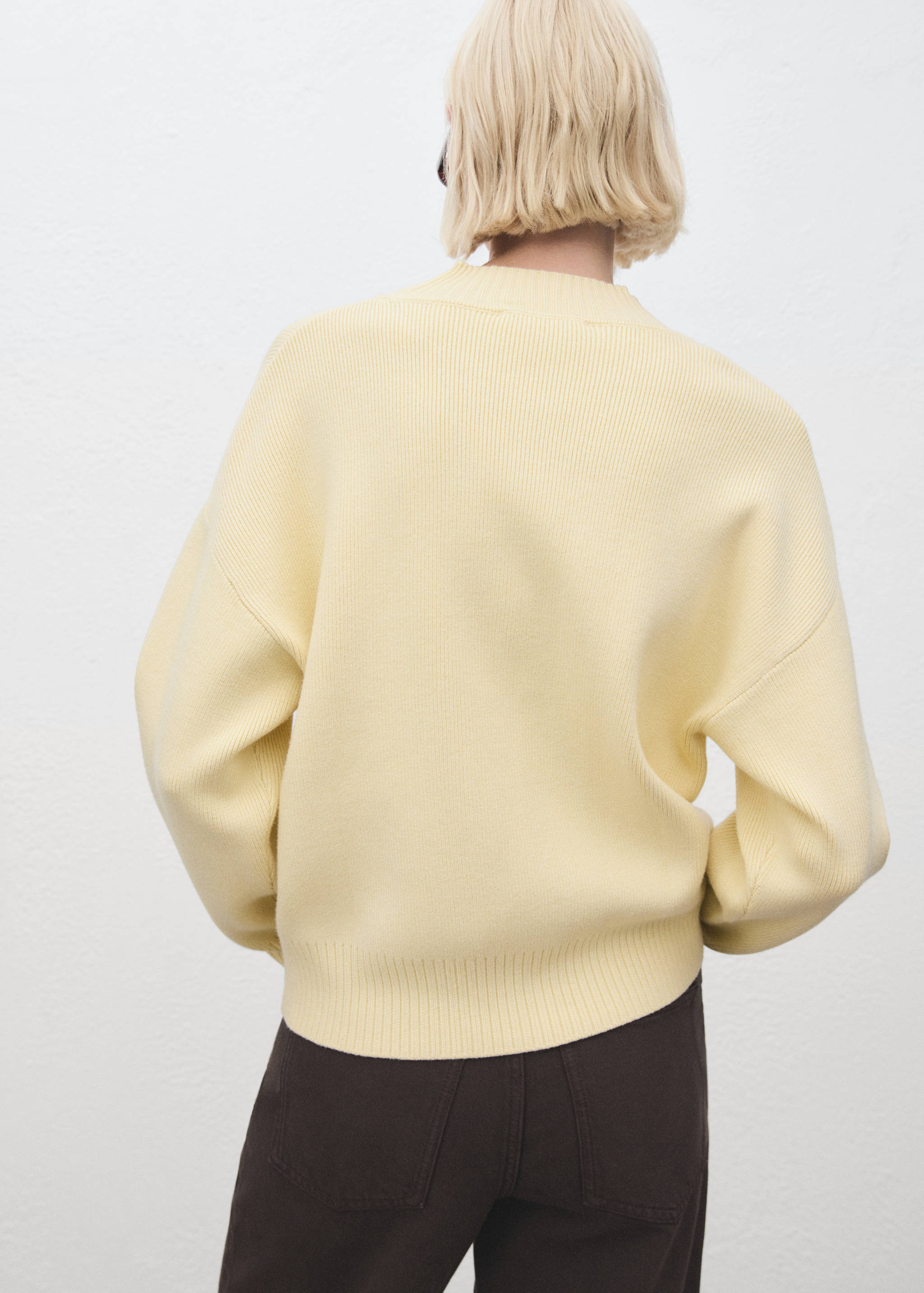 High collar sweater - Reverse of the article