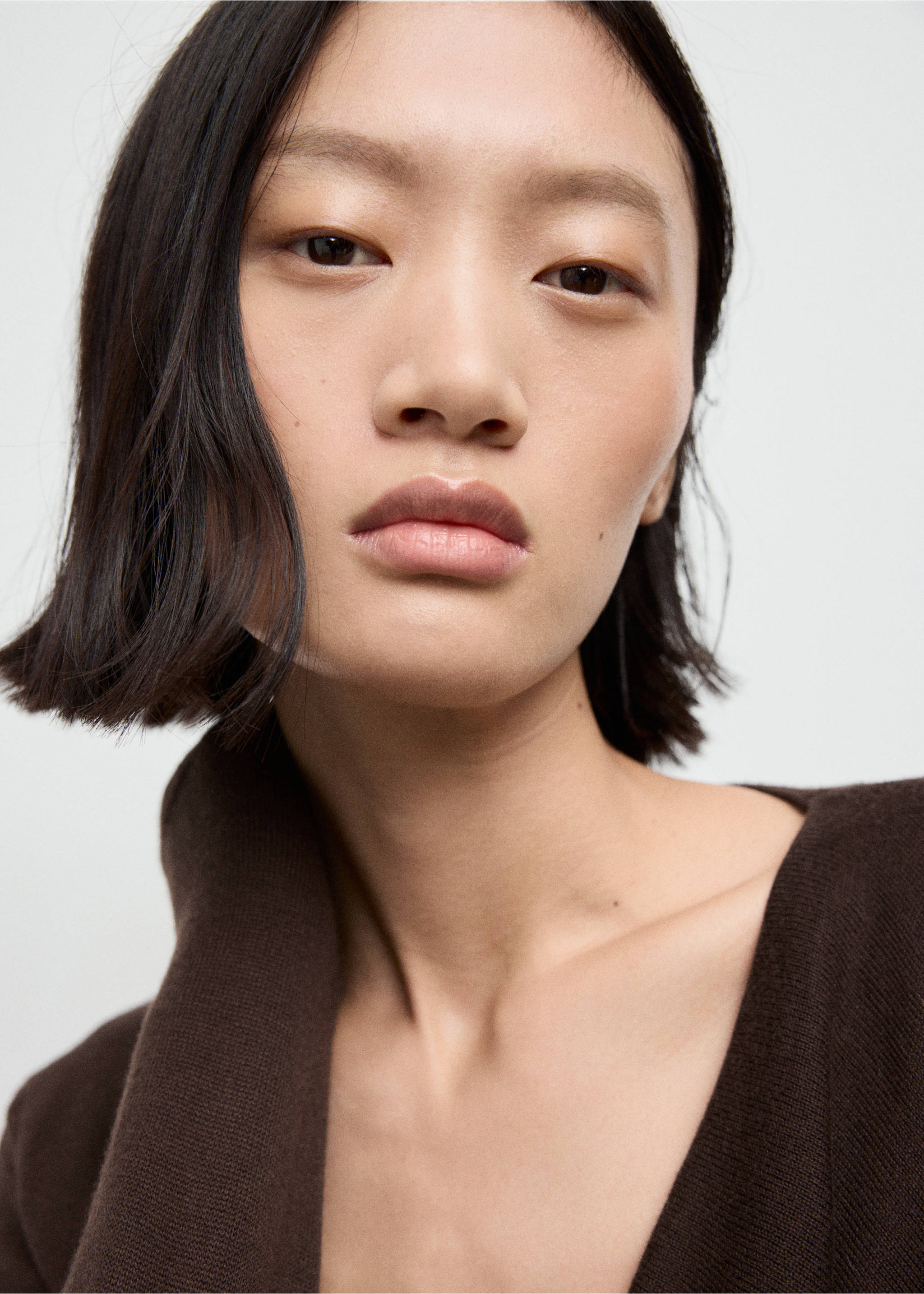 Brown V-neck knit jersey, model portrait view, Chocolate. Ref: 17007803-00.