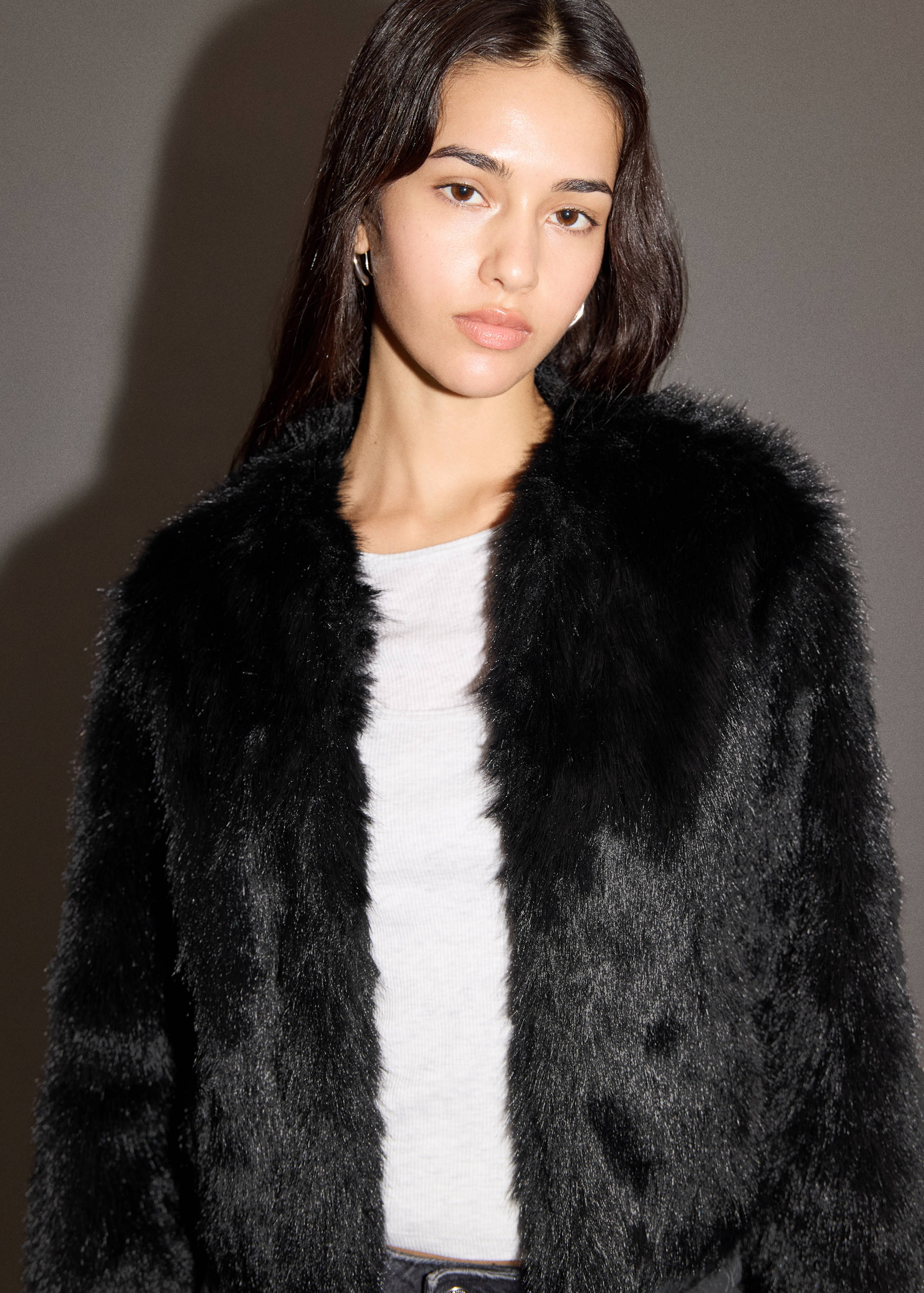 Short faux-fur coat - Details of the article 1