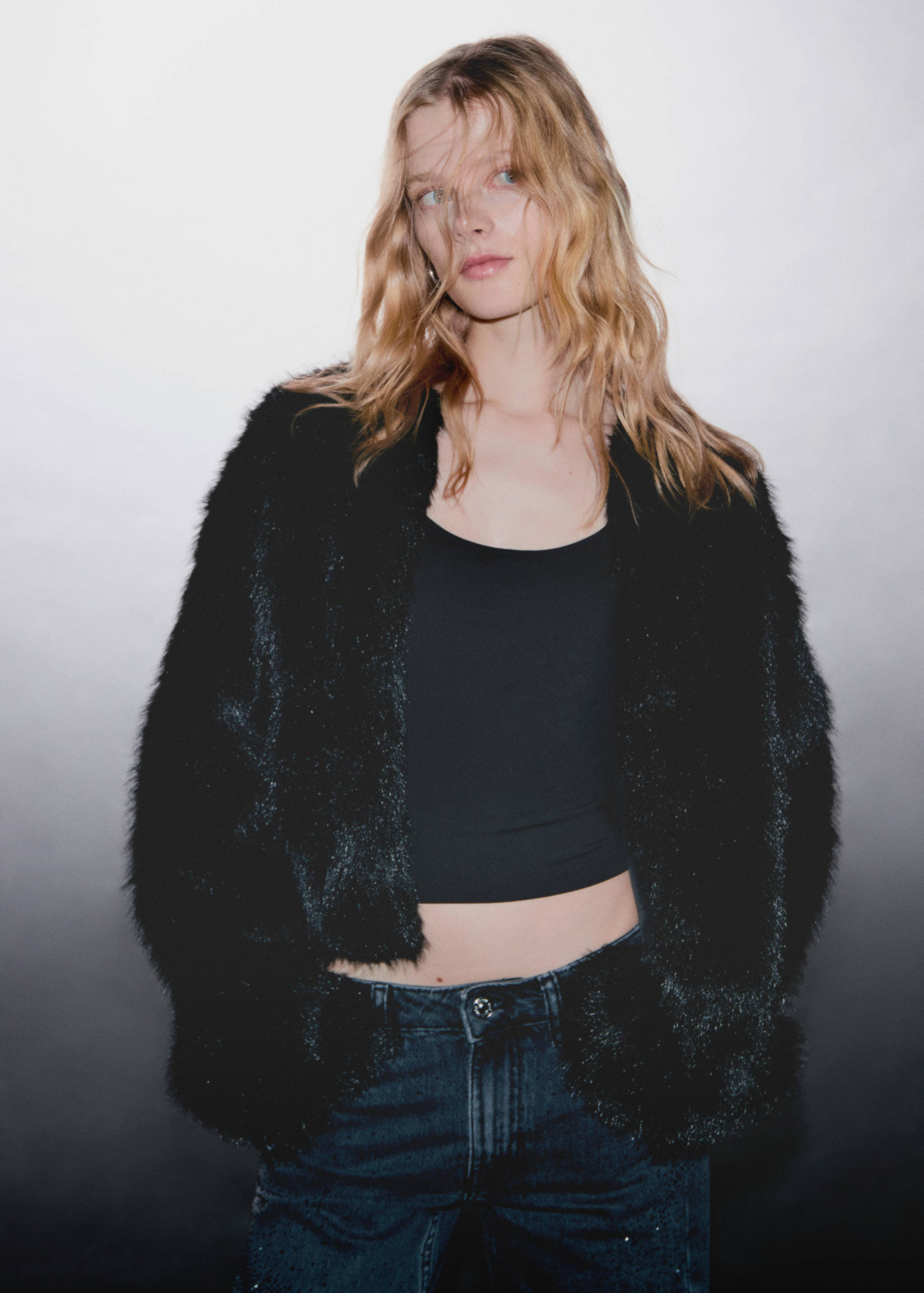 Short faux-fur coat - Details of the article 5