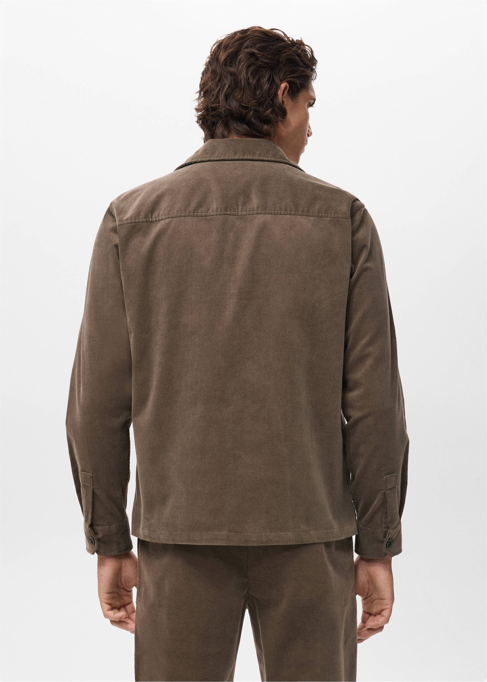 Chaqueta de pana marrón vista de espalda, con cuello clásico y manga larga., Gris visón. Ref: 17007892-00.