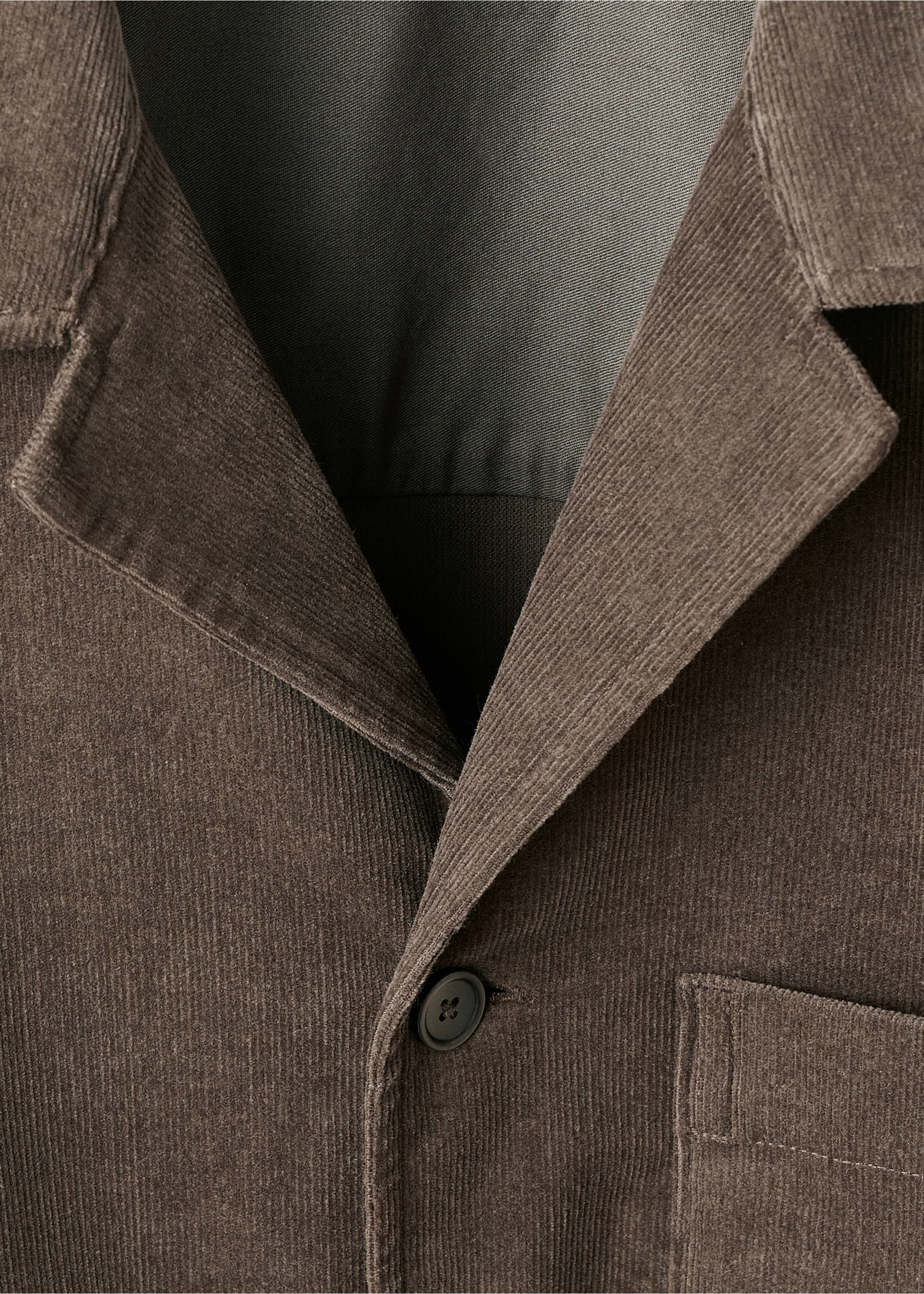 Primer plano del cuello y el detalle de los botones de la chaqueta de pana marrón., Gris visón. Ref: 17007892-00.