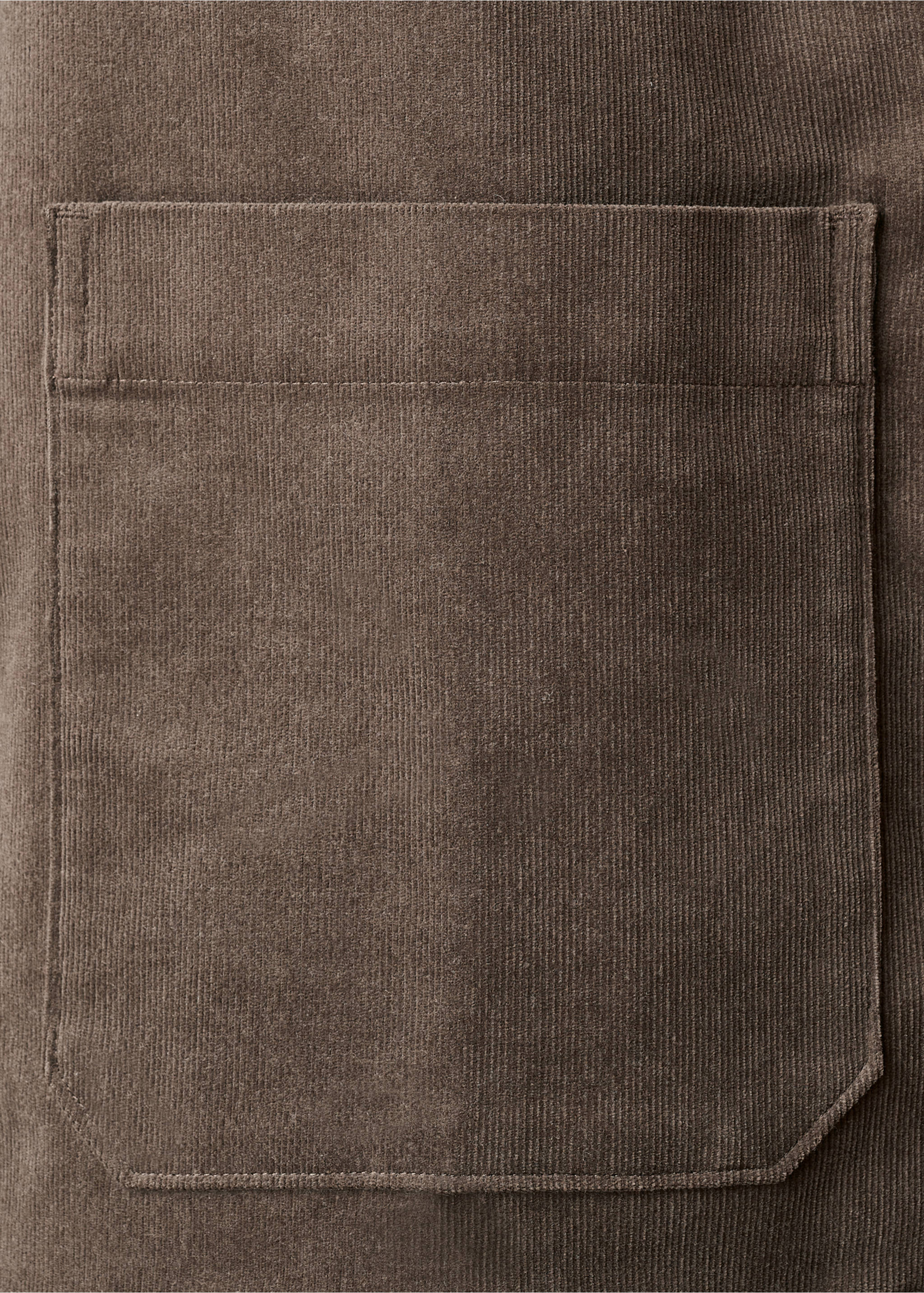 Detalle de tejido y bolsillo de parche de chaqueta de pana marrón., Gris visón. Ref: 17007892-00.