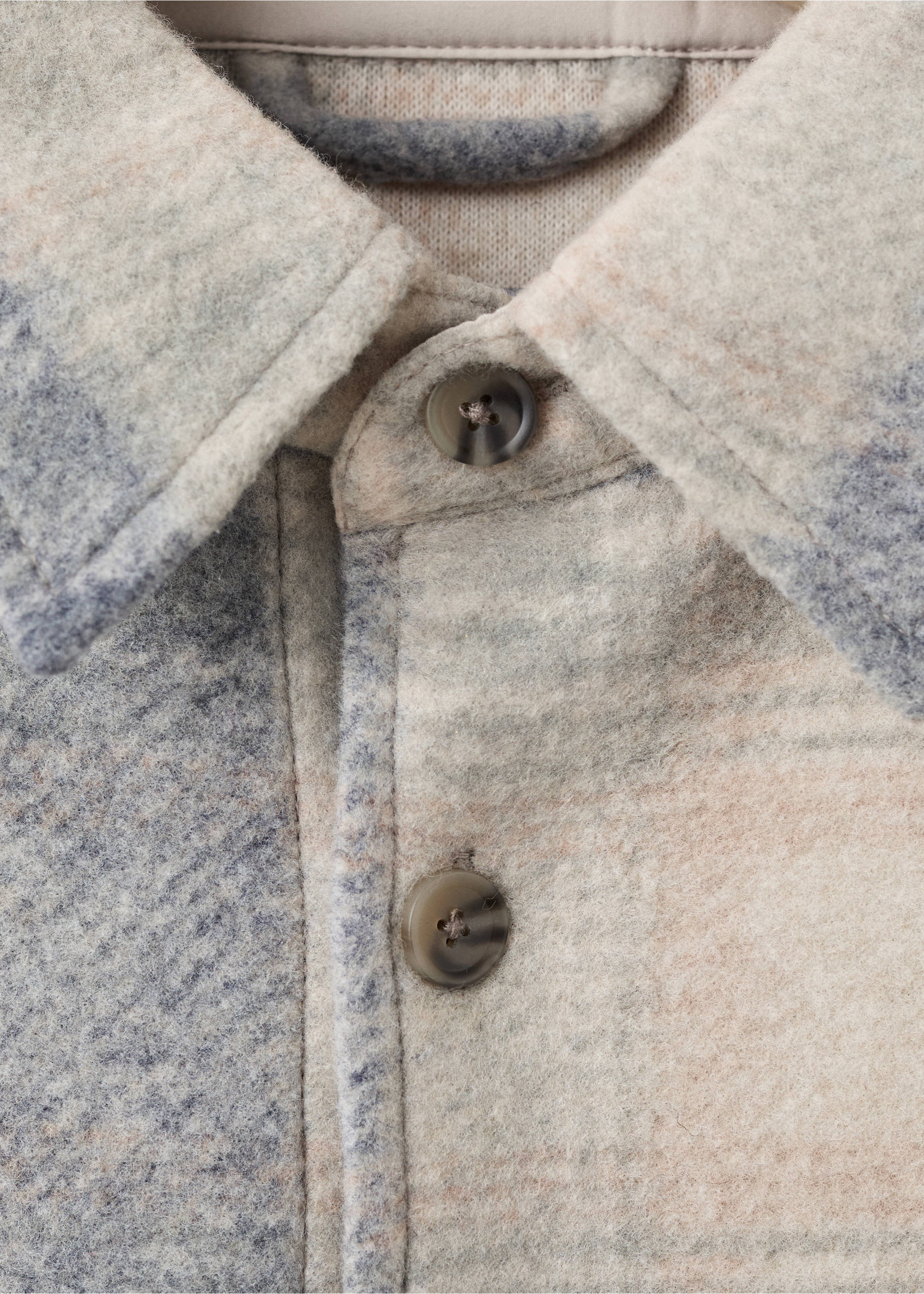Detalle del cuello y los botones de una chaqueta de franela de cuadros en gris, beige y azul., Azul celeste. Ref: 17007894-00.