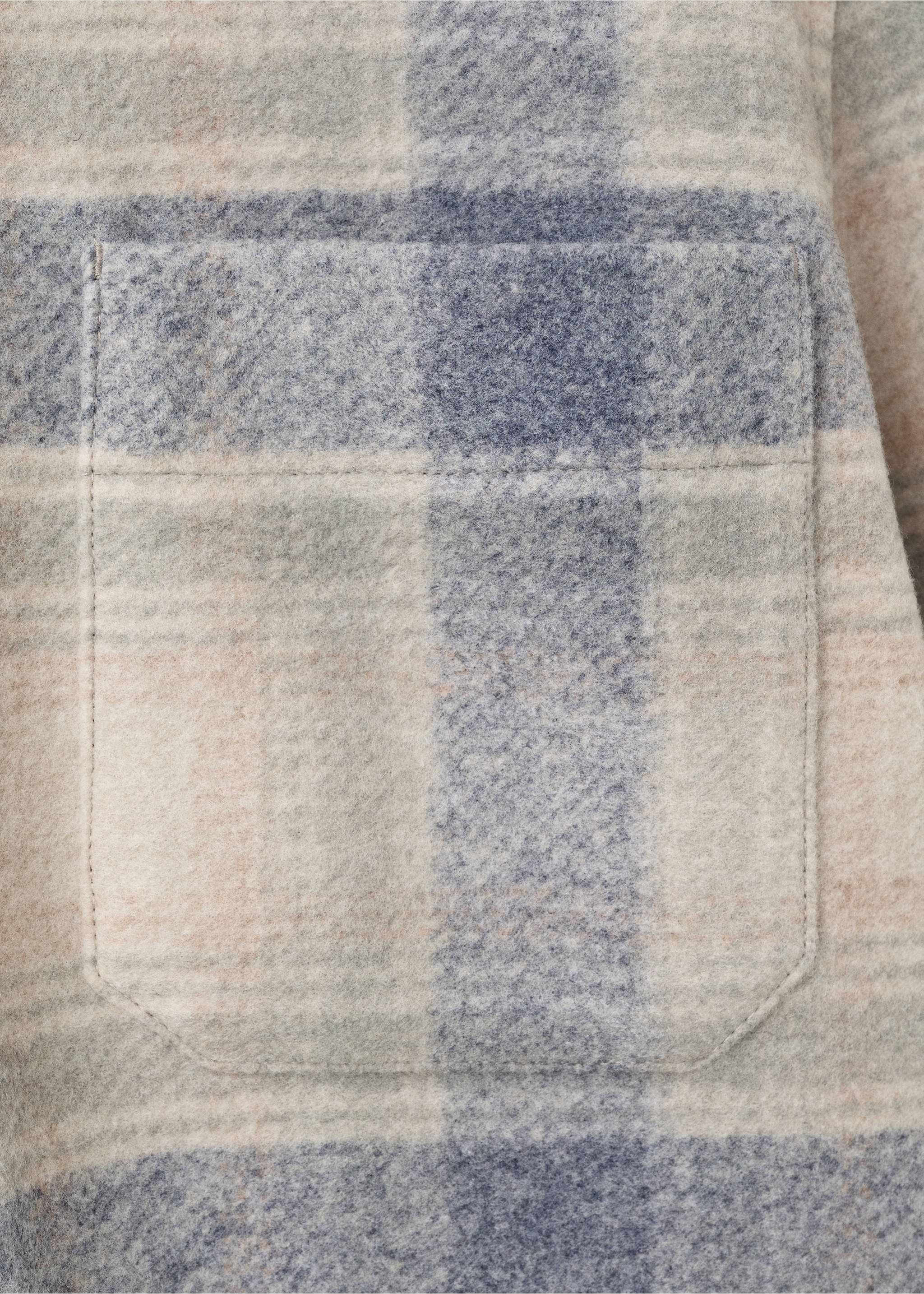 Detalle del tejido y el bolsillo de una chaqueta de cuadros azul y gris., Azul celeste. Ref: 17007894-00.