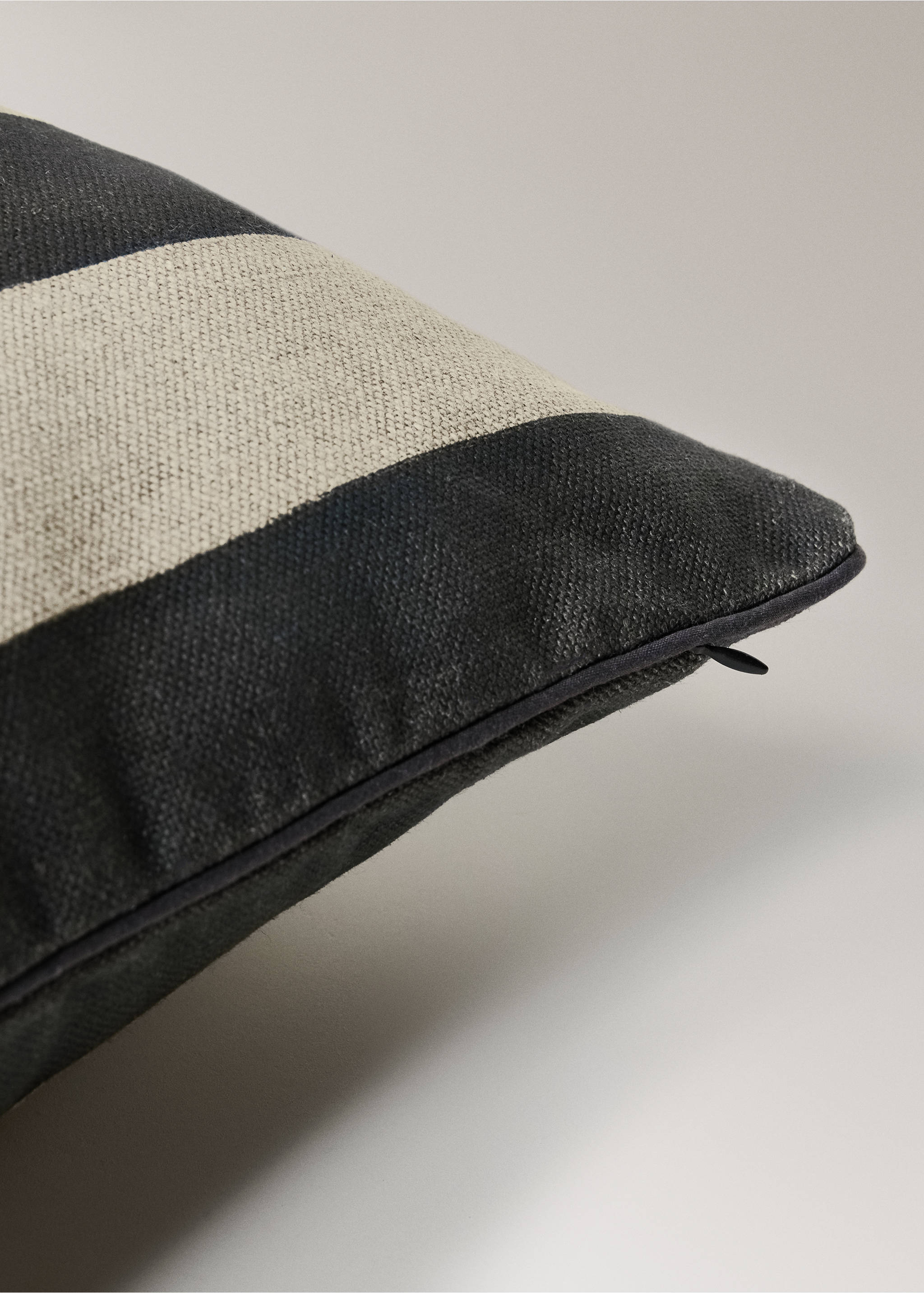 Housse coussin lin à rayures avec liseré 40x60 cm - Détail de l'article 1, Gris. Ref: 17007909-00.