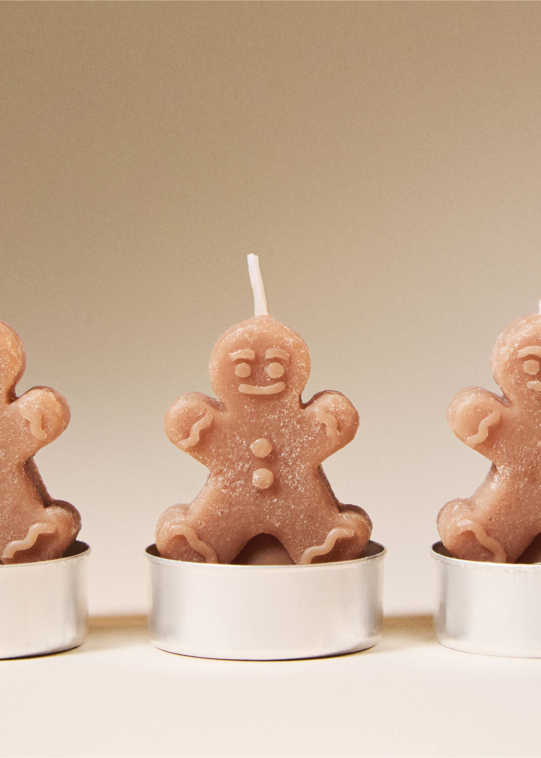 Set of 6 decorative candles with biscuit design - General plane, Caramel. Ref: 17008288-00.