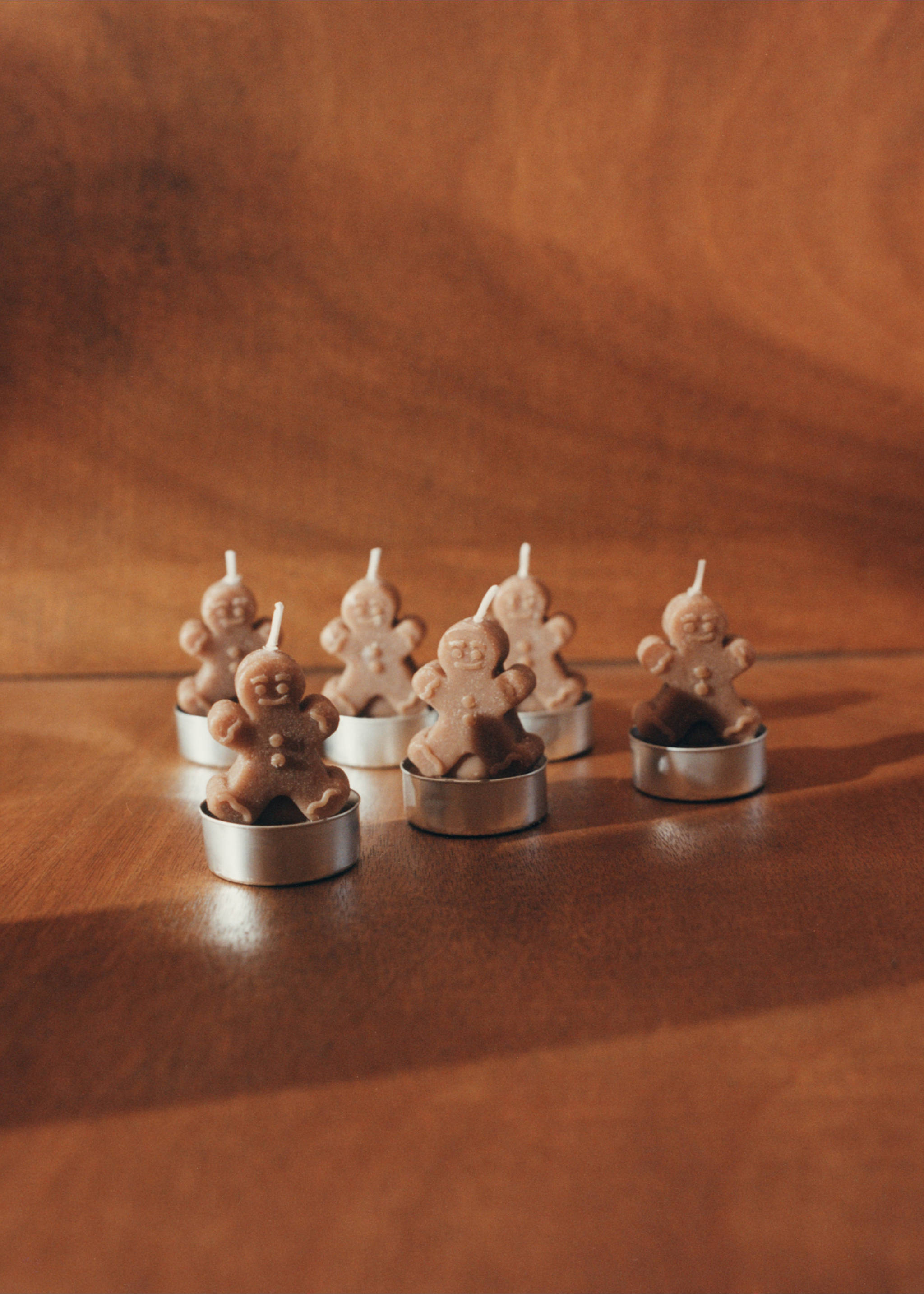 Set of 6 decorative candles with biscuit design - Details of the article 6, Caramel. Ref: 17008288-00.