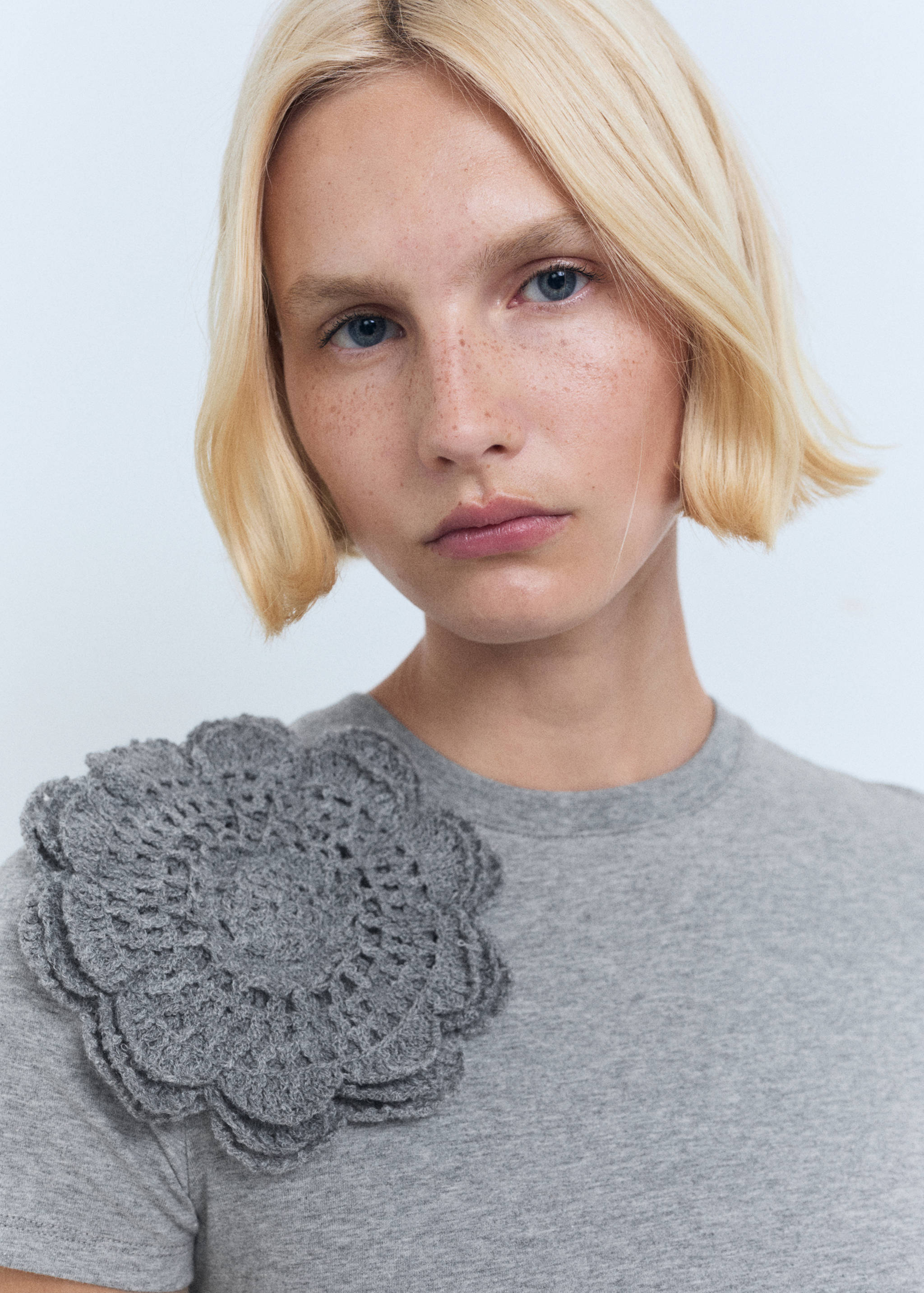 Crochet cotton t-shirt with flower - Details of the article 1