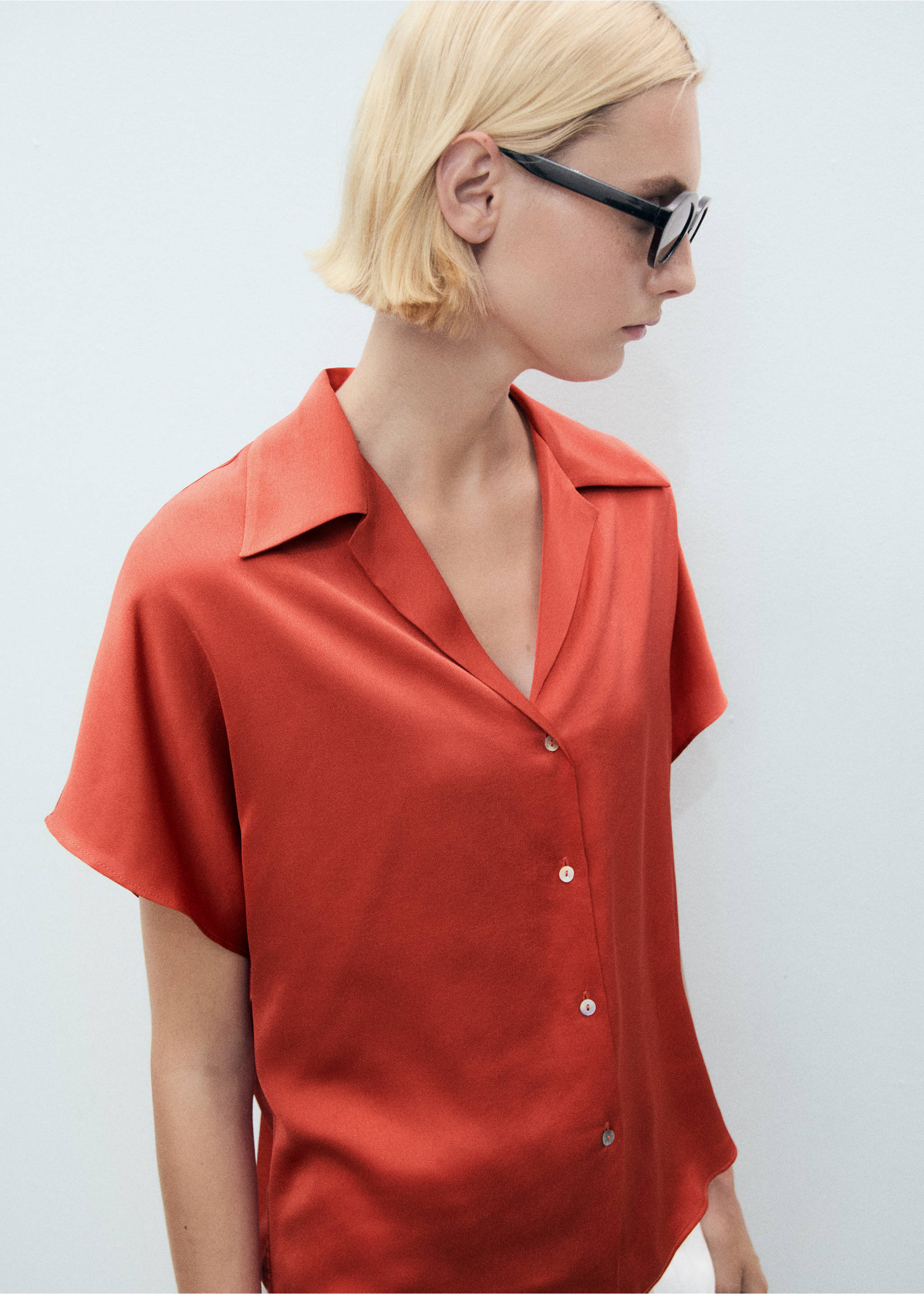 Short sleeve fluid shirt - Details of the article 2, Red. Ref: 17011160-00.