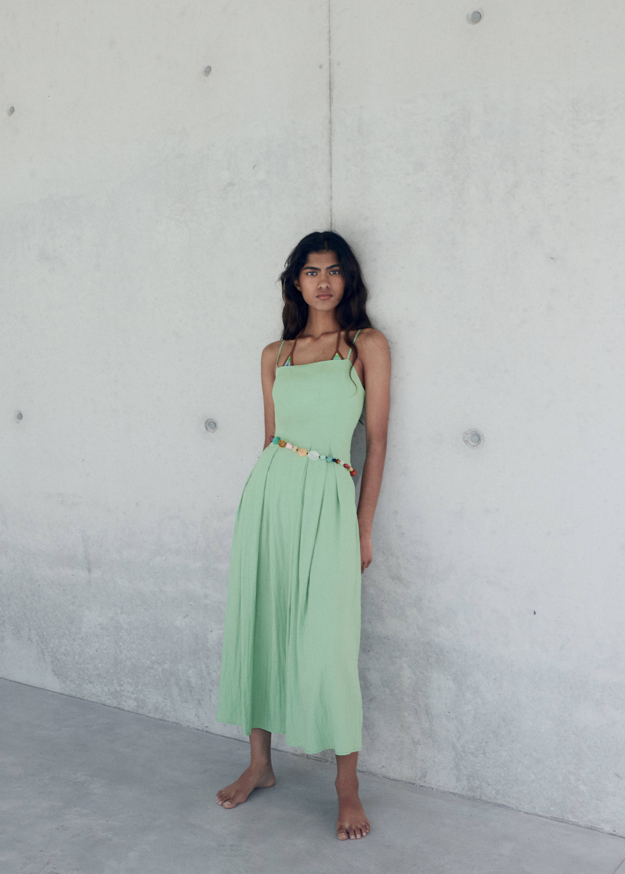 Vestido midi pinzas - Plano general