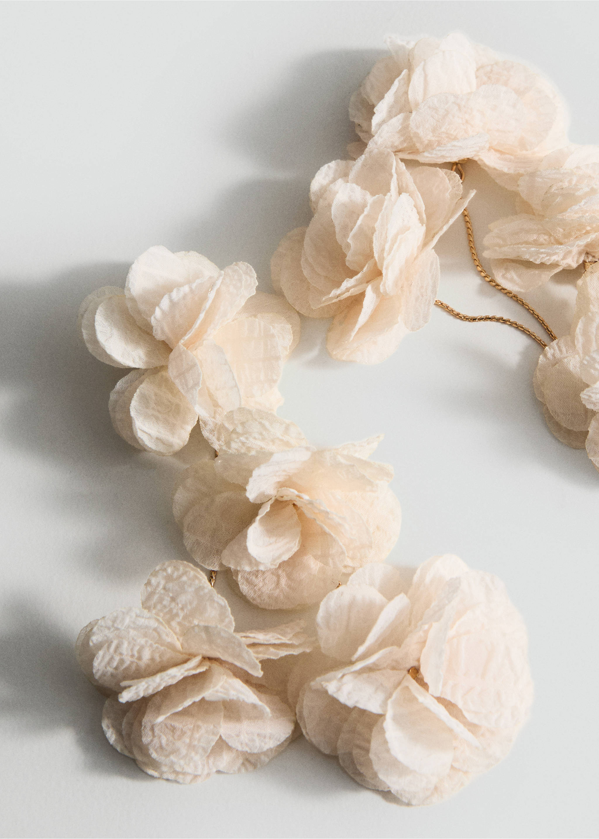 Boucles d'oreilles fleurs tissu - Plan moyen, Beige. Ref: 17011204-00.