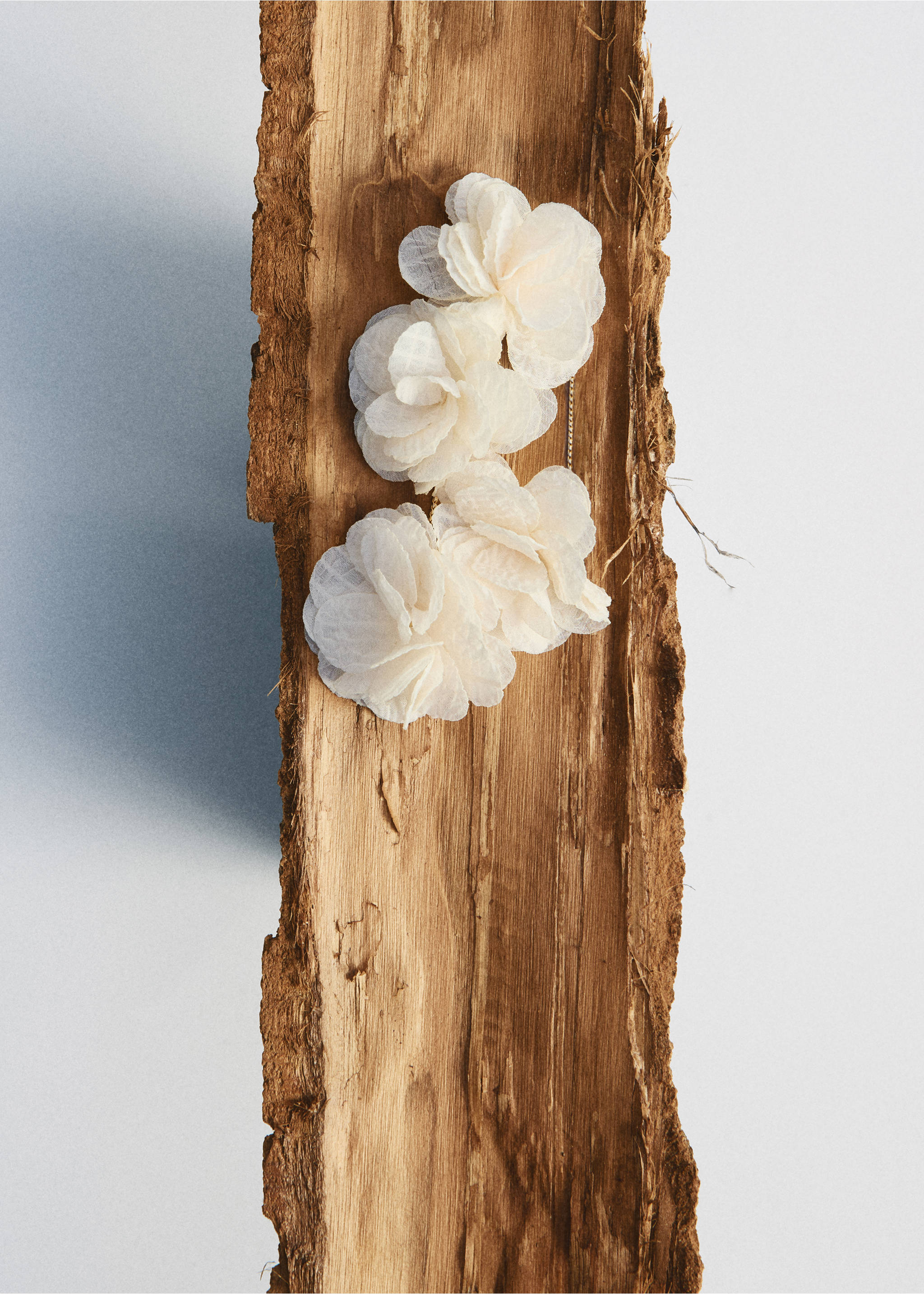 Boucles d'oreilles fleurs tissu - Détail de l'article 6, Beige. Ref: 17011204-00.