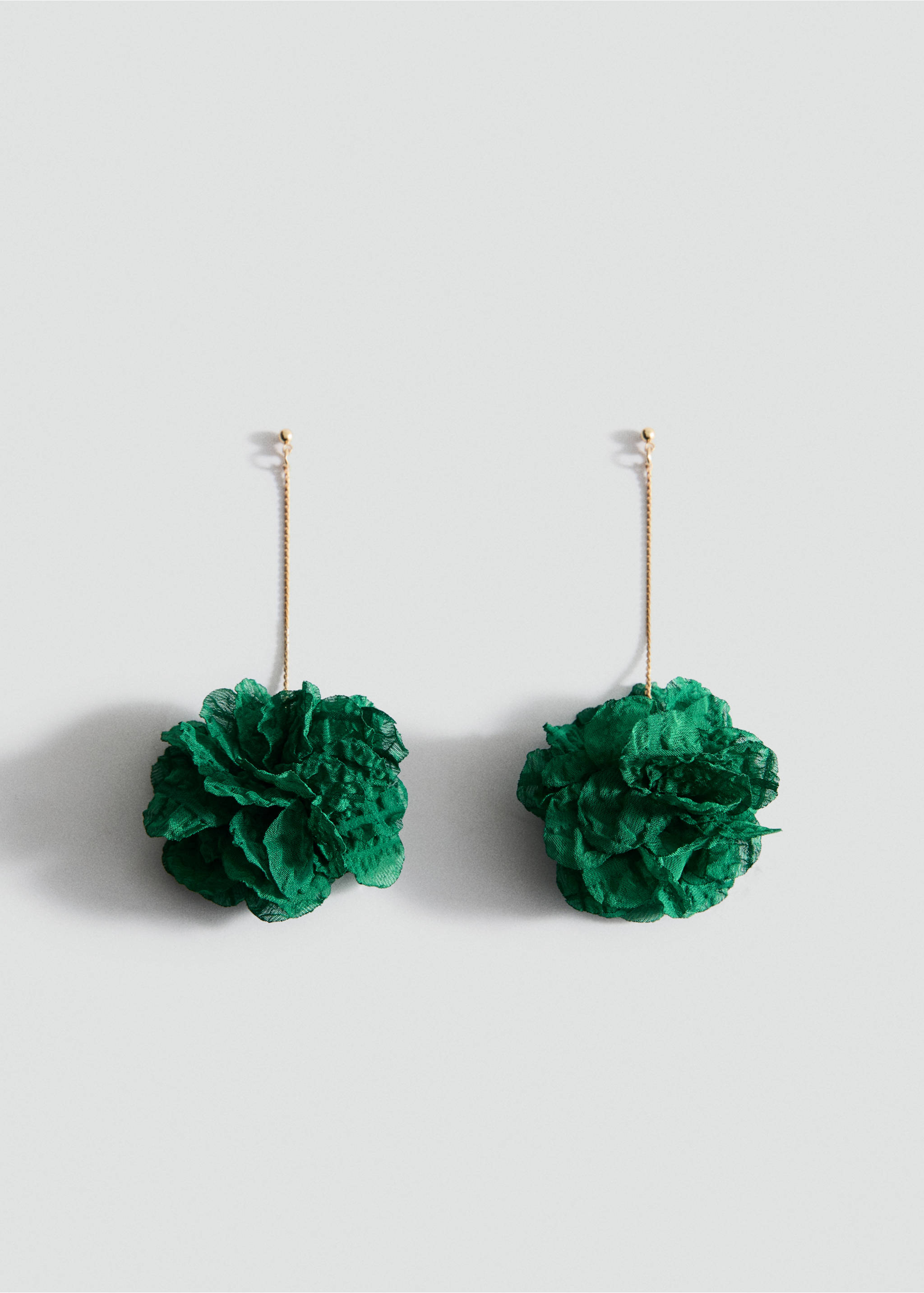 Woven hanging flower earrings - Article without model, Pastel Green. Ref: 17011205-00.