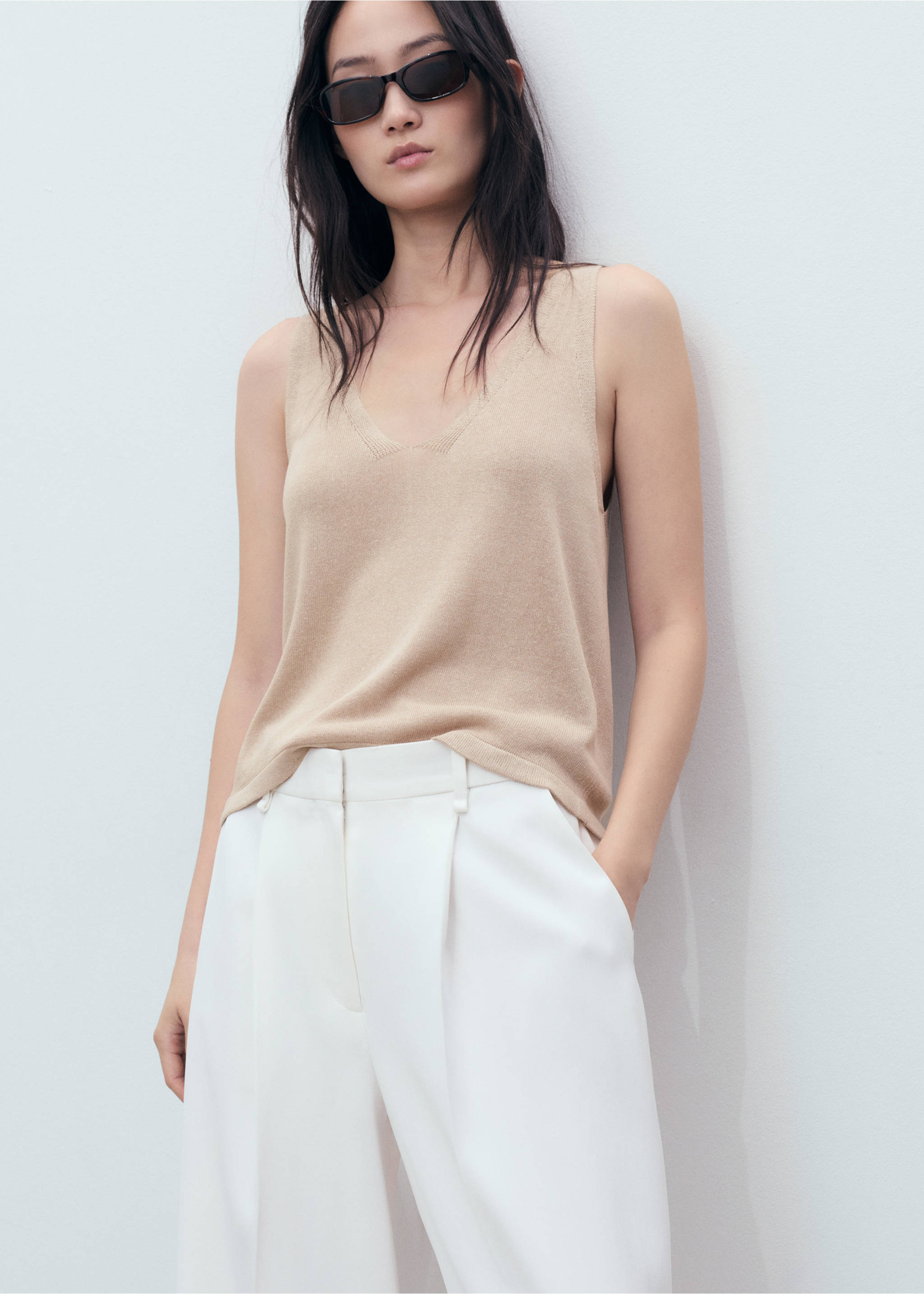 V-neck knit top - Details of the article 2, Light/Pastel Grey. Ref: 17011220-00.