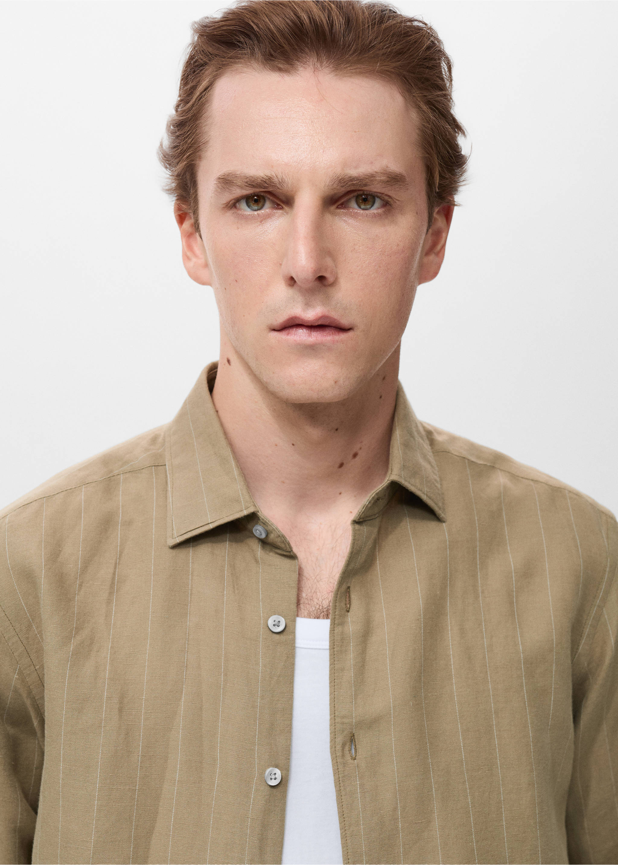 Linskjorte med krittstriper - Artikkeldetalj 1, Khaki. Ref: 17011251-00.