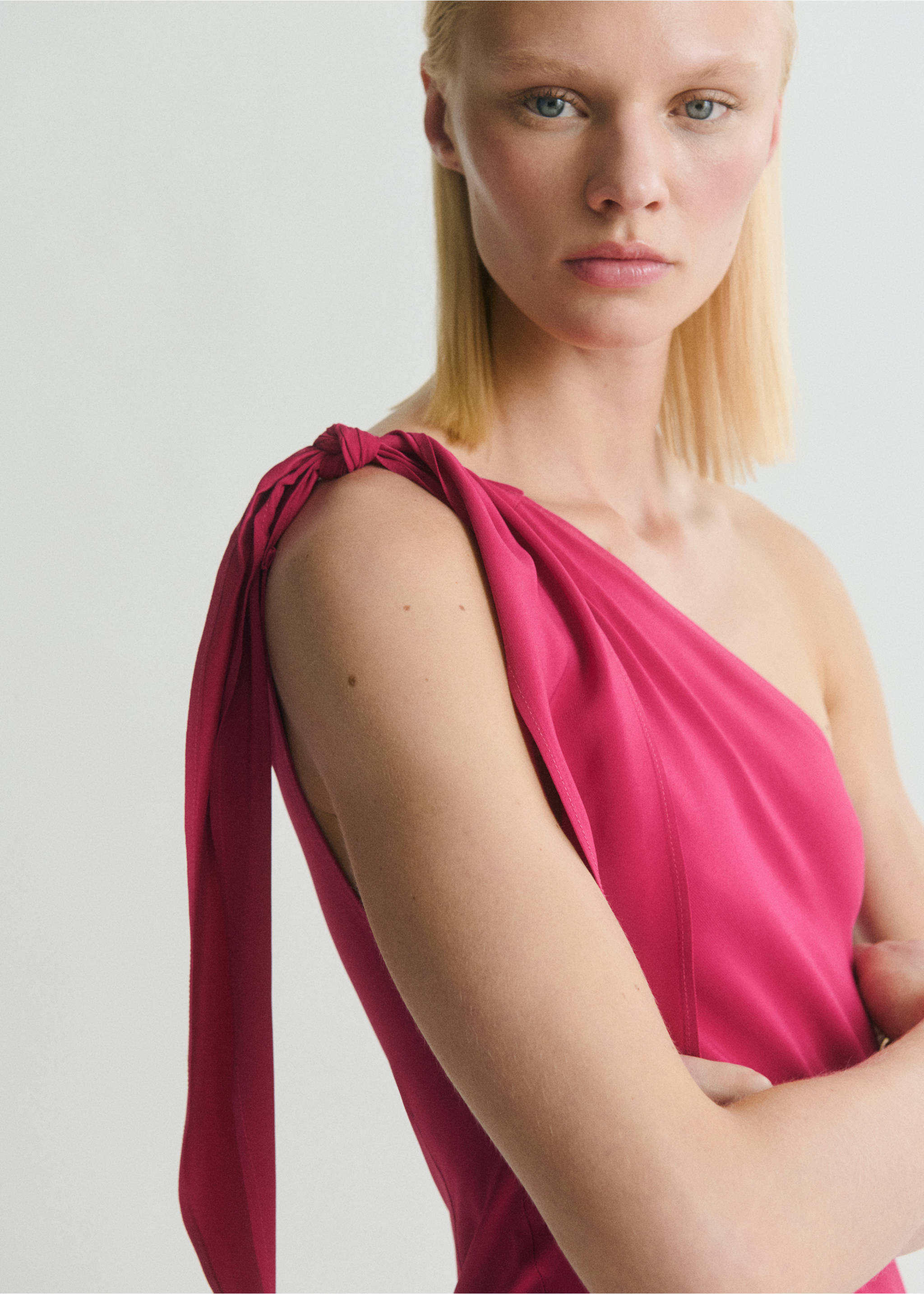 Asymmetrical dress with knot strap - Reverse of the article, Strawberry. Ref: 17011268-00.