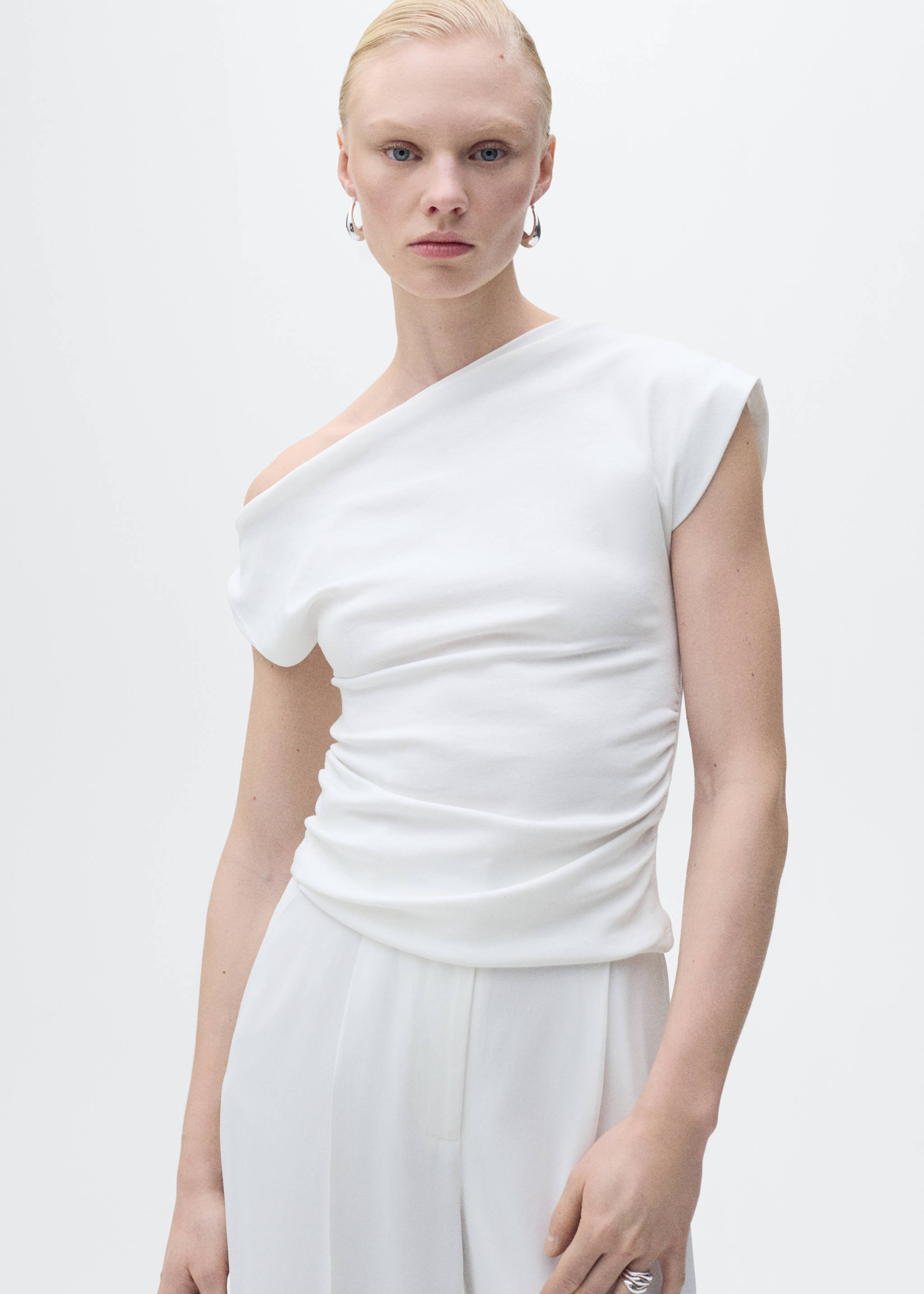 Cotton top with asymmetrical neckline - Medium plane