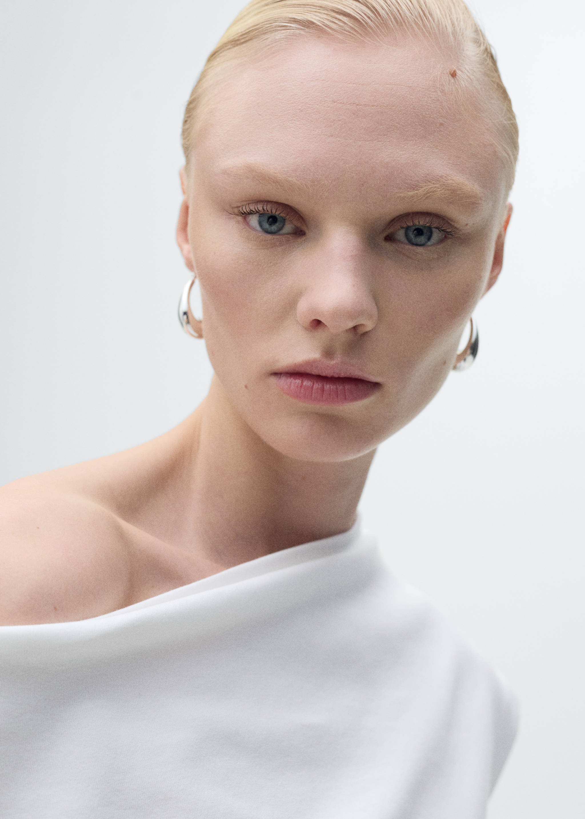 Cotton top with asymmetrical neckline - Details of the article 1