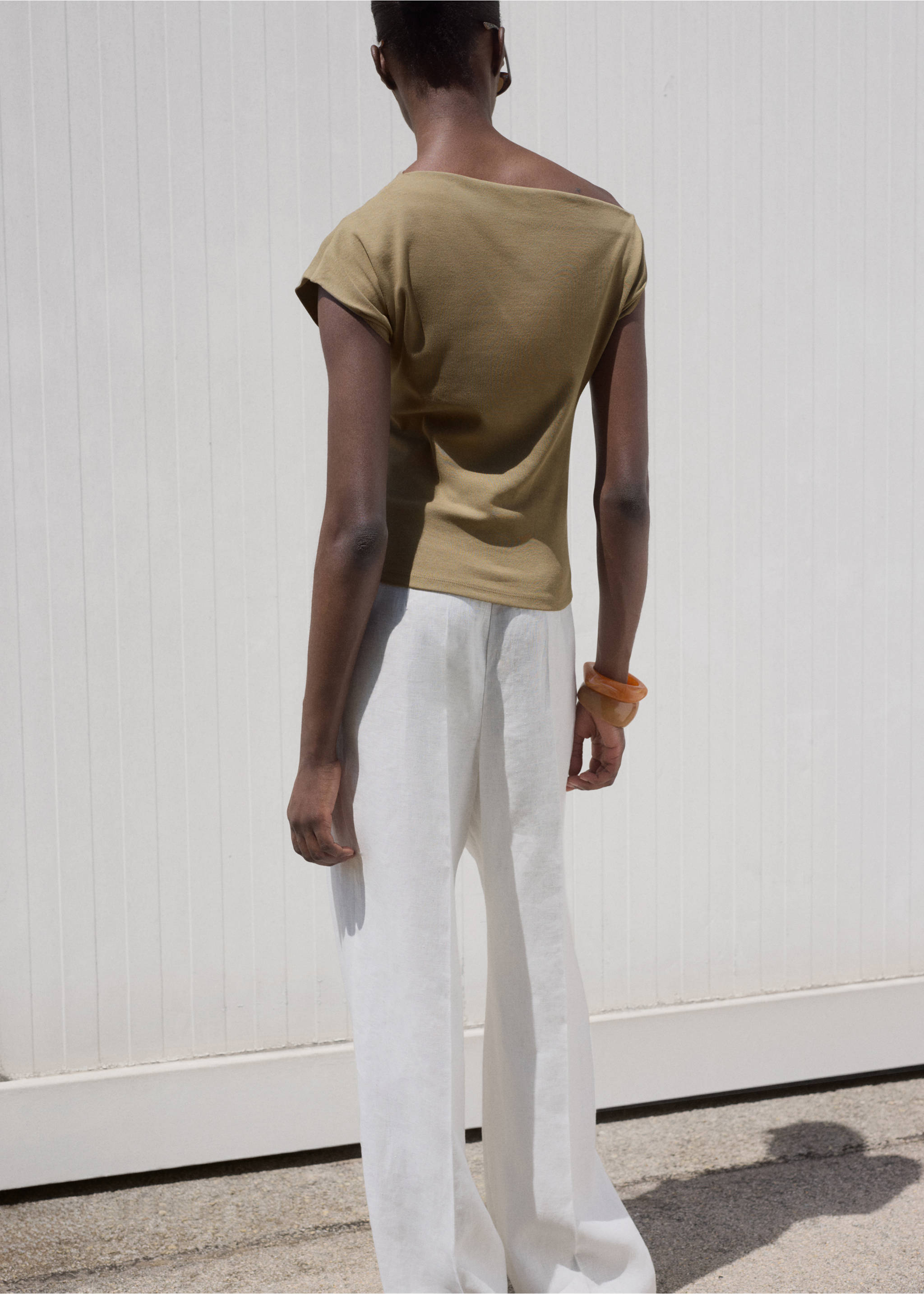 Cotton top with asymmetrical neckline - Reverse of the article, Khaki. Ref: 17011291-00.