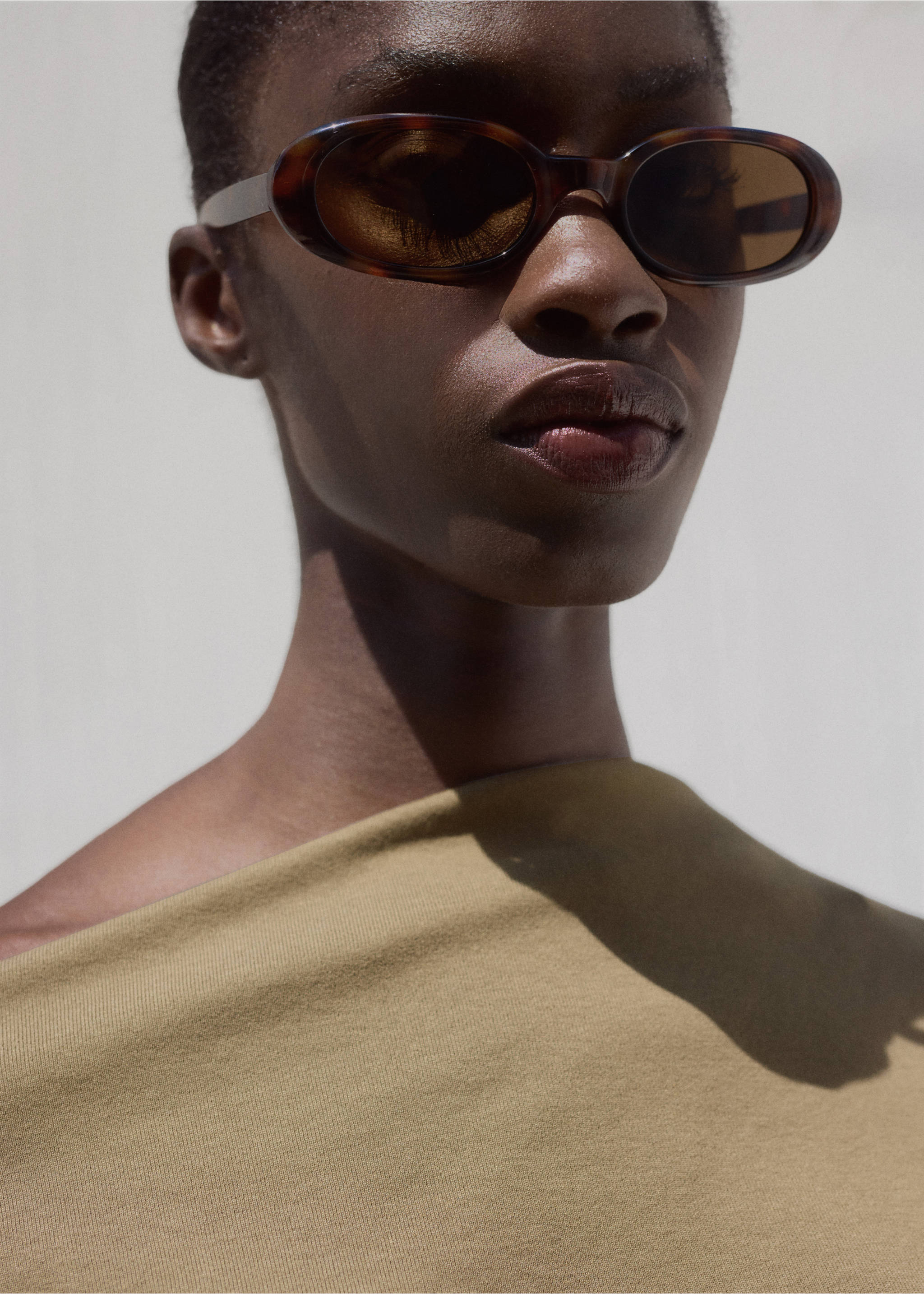Cotton top with asymmetrical neckline - Details of the article 1, Khaki. Ref: 17011291-00.