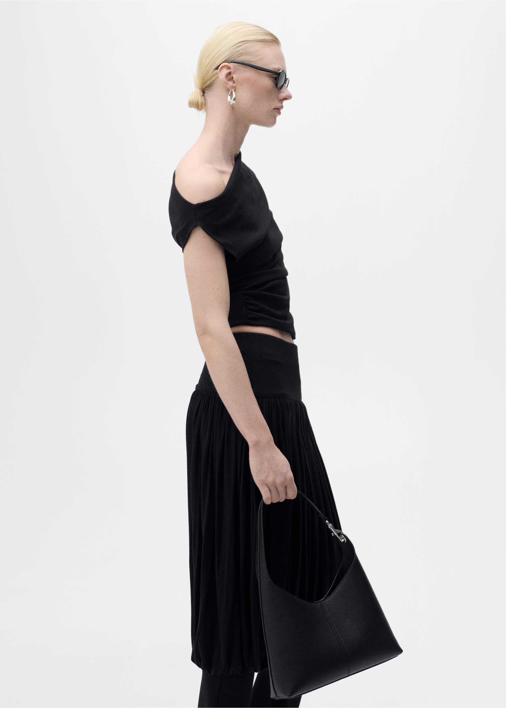 Cotton top with asymmetrical neckline - Medium plane, Black. Ref: 17011291-00.