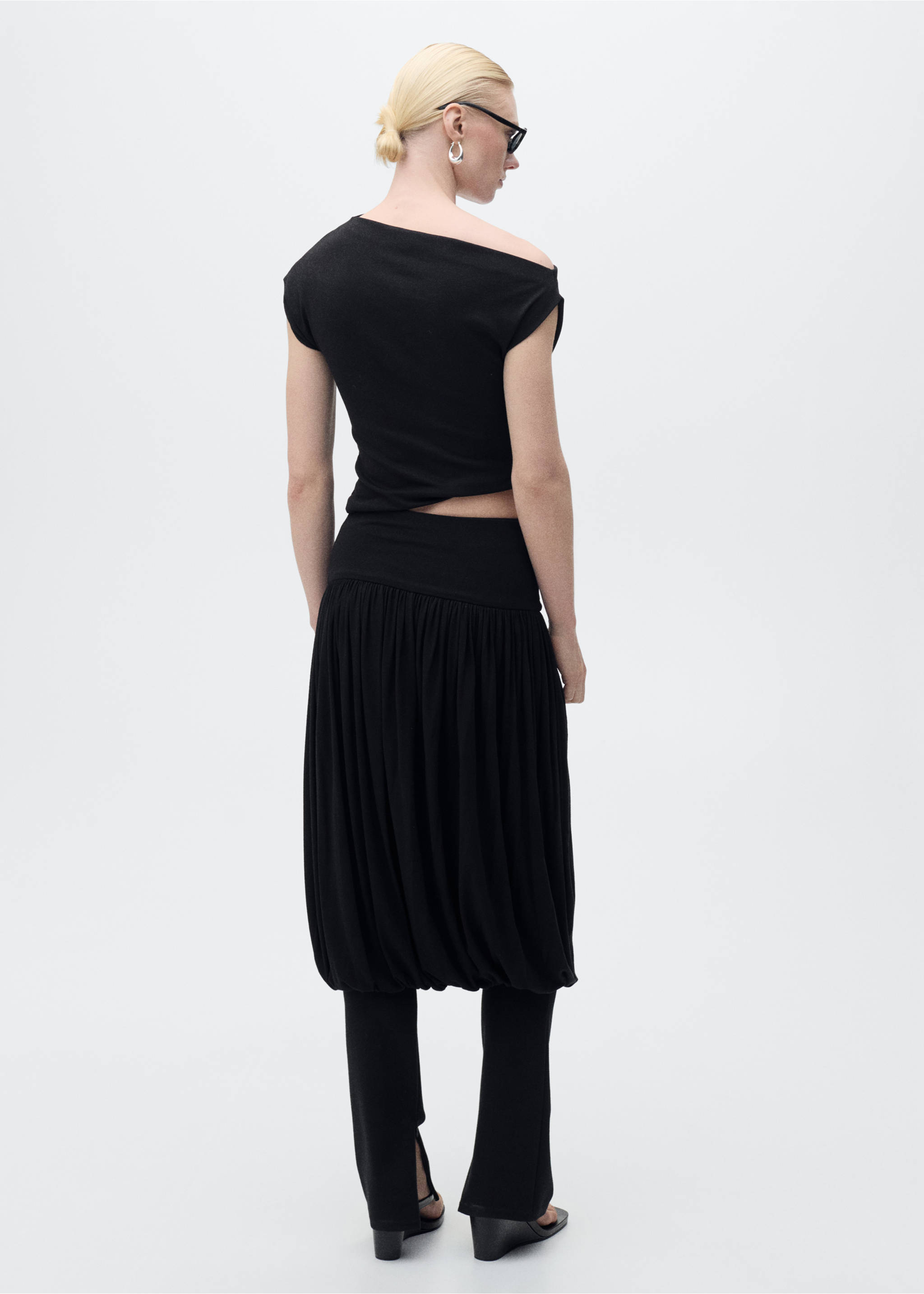 Cotton top with asymmetrical neckline - Reverse of the article, Black. Ref: 17011291-00.