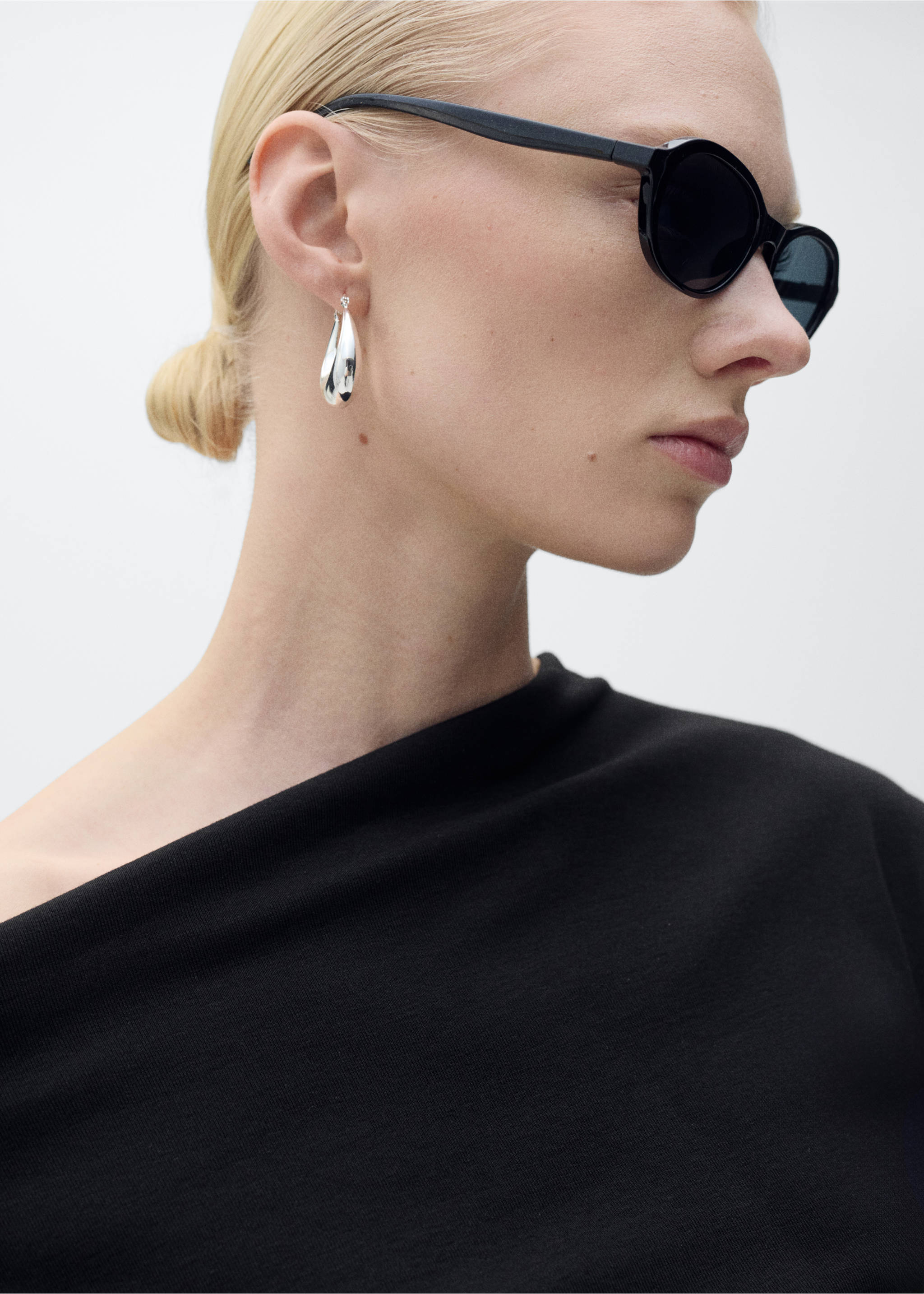 Cotton top with asymmetrical neckline - Details of the article 1, Black. Ref: 17011291-00.