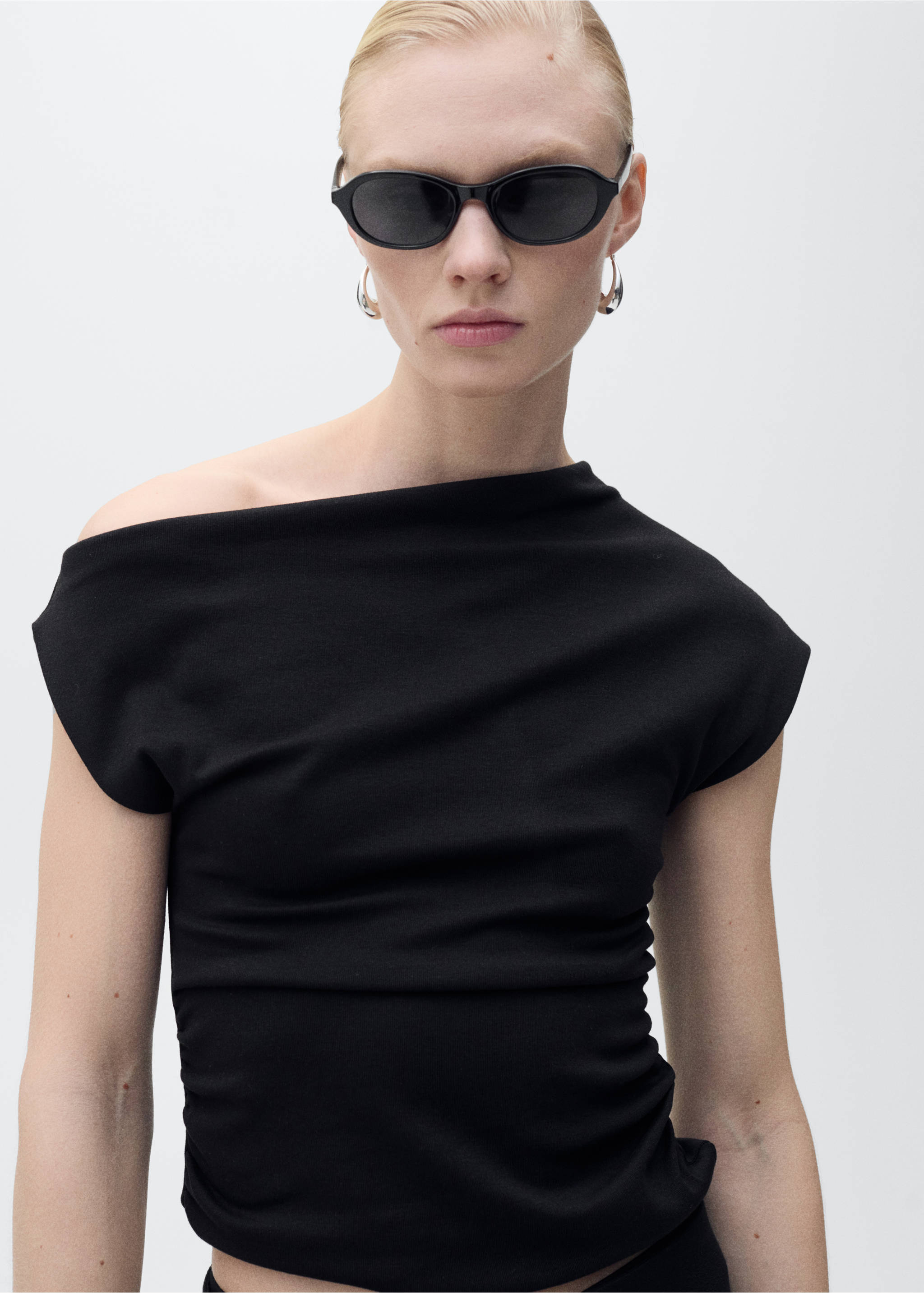 Cotton top with asymmetrical neckline - Details of the article 6, Black. Ref: 17011291-00.