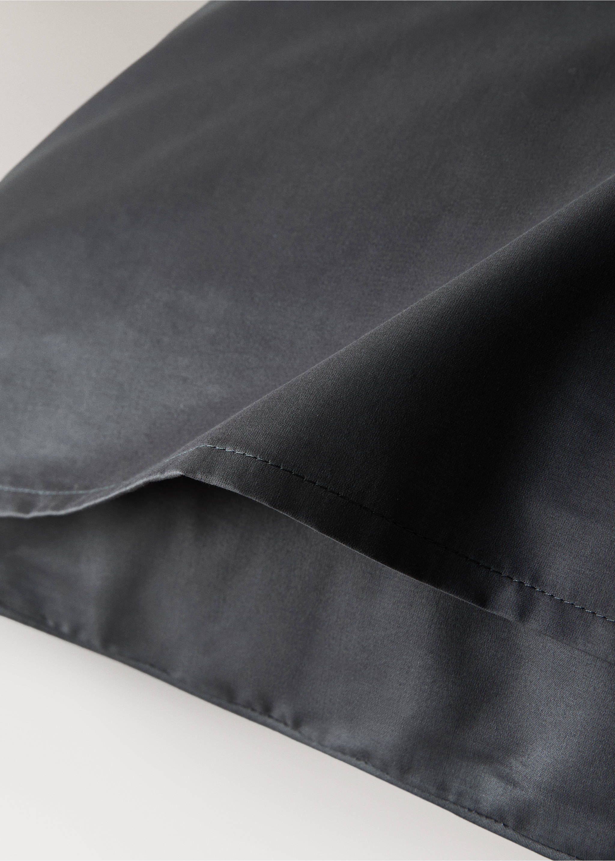 Dark grey pillowcase product detail showing smooth fabric and stitched hem., Dark Grey. Ref: 17011584-00.