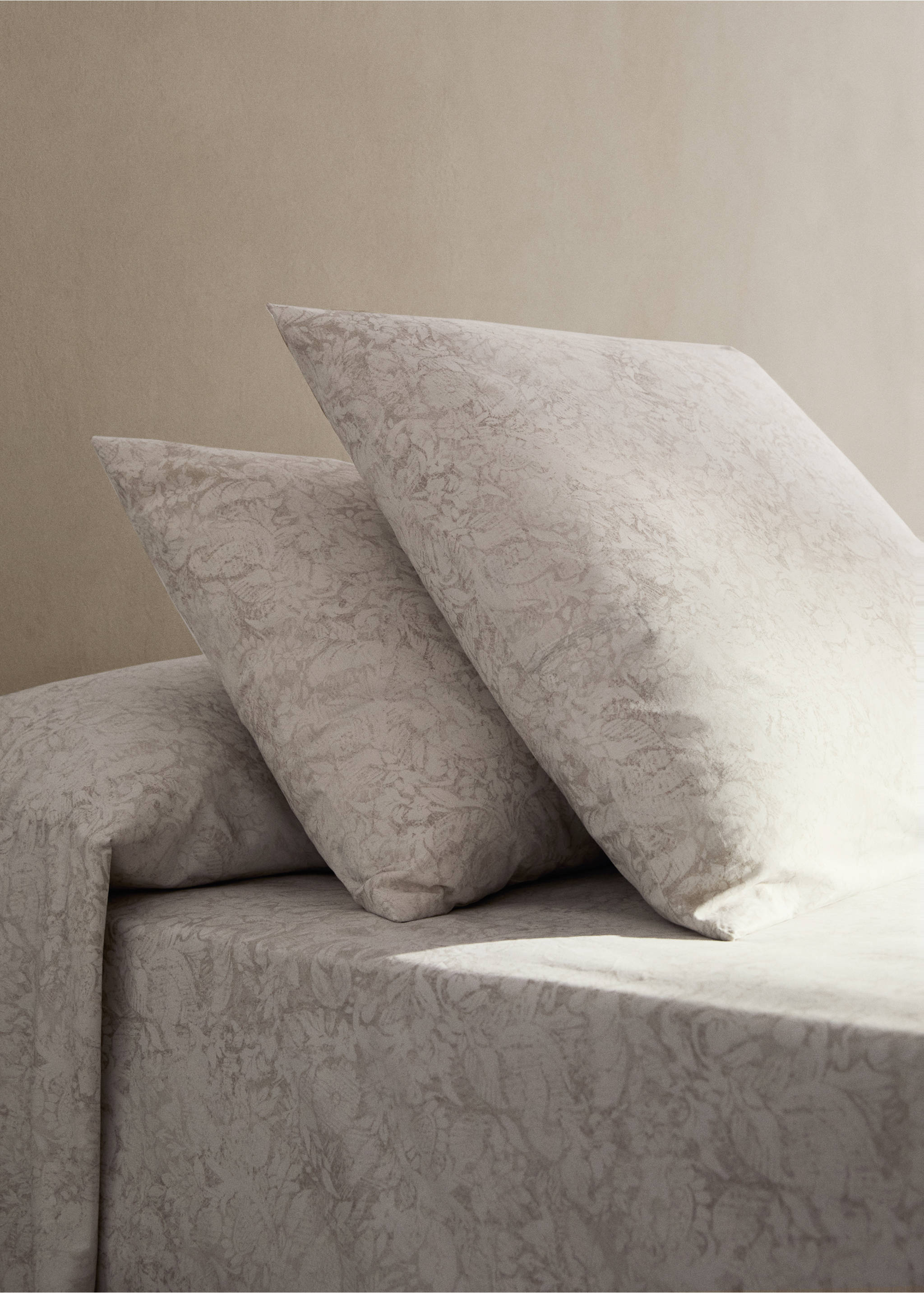 Two percale cotton pillowcases with a blurred floral print 60x60 cm - General plane, Beige. Ref: 17011587-00.