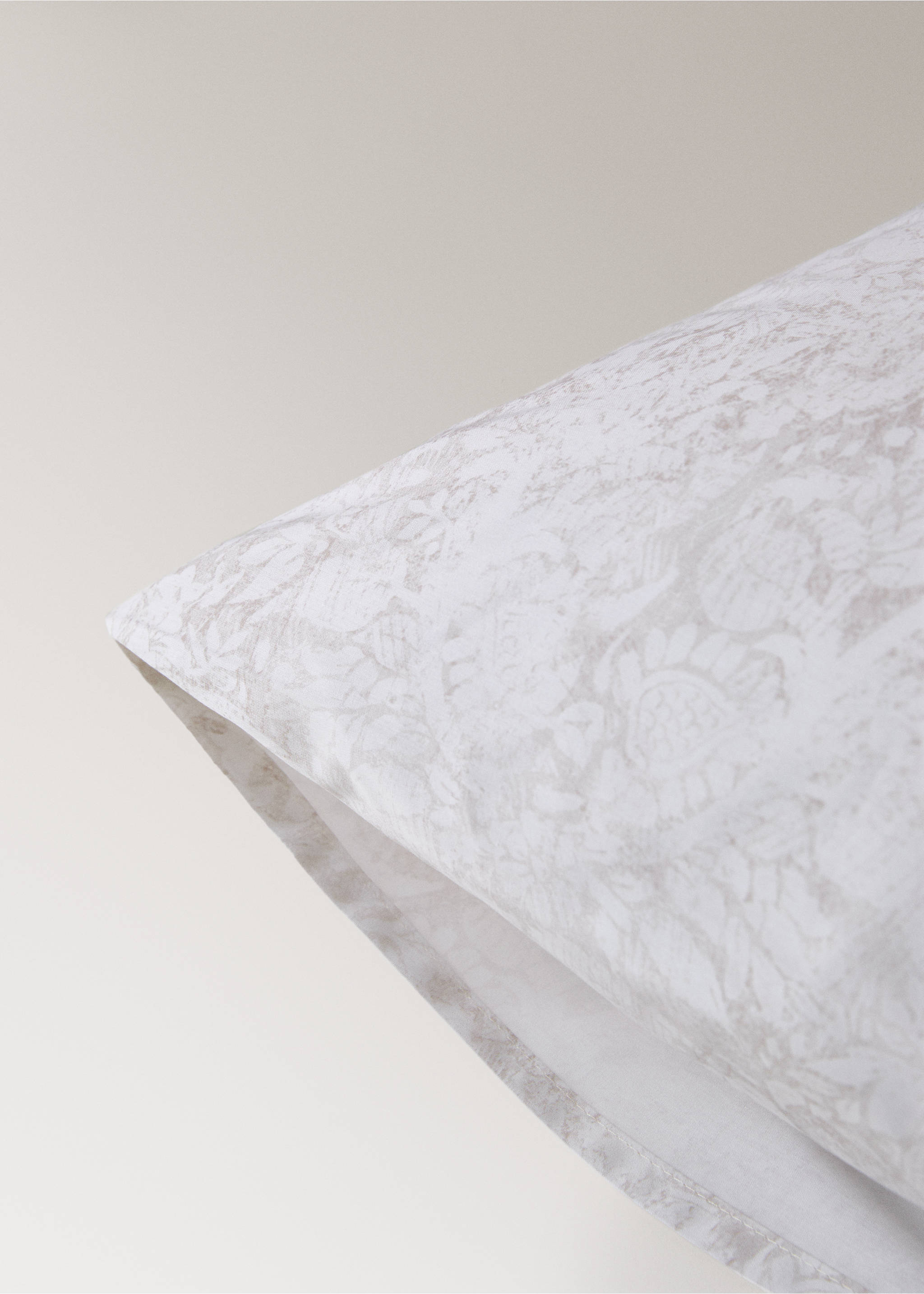 Two percale cotton pillowcases with a blurred floral print 60x60 cm - Details of the article 1, Beige. Ref: 17011587-00.