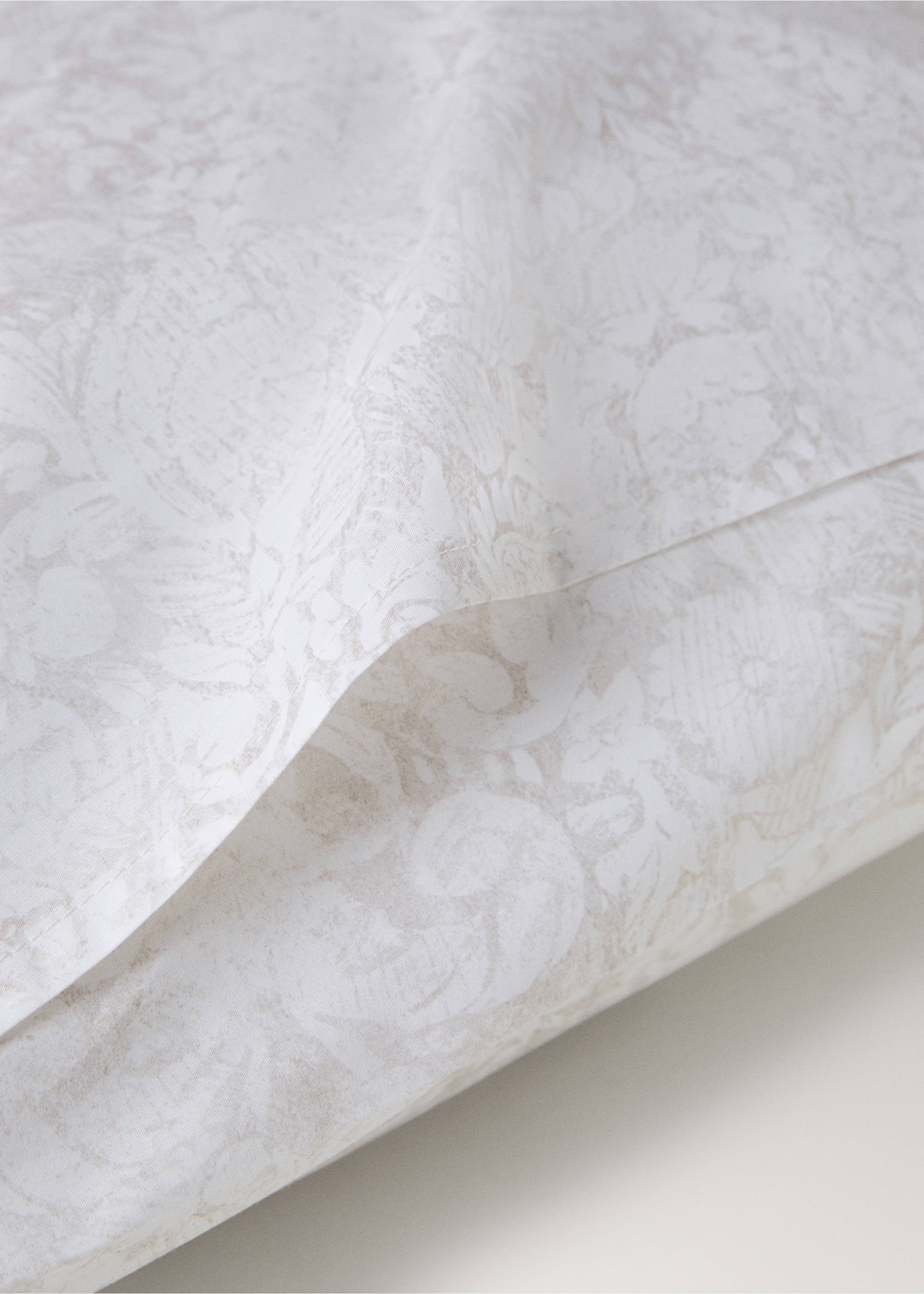 Two percale cotton pillowcases with a blurred floral print 60x60 cm - Details of the article 2, Beige. Ref: 17011587-00.
