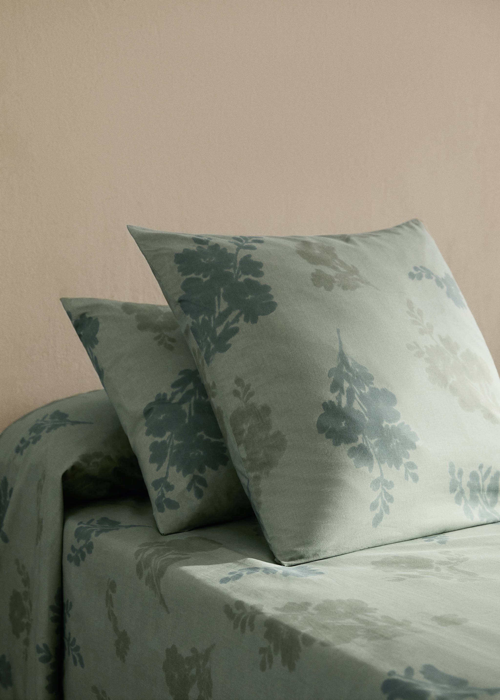 Two 200-thread count percale cotton diffused floral-print pillowcases 50x75 cm - General plane