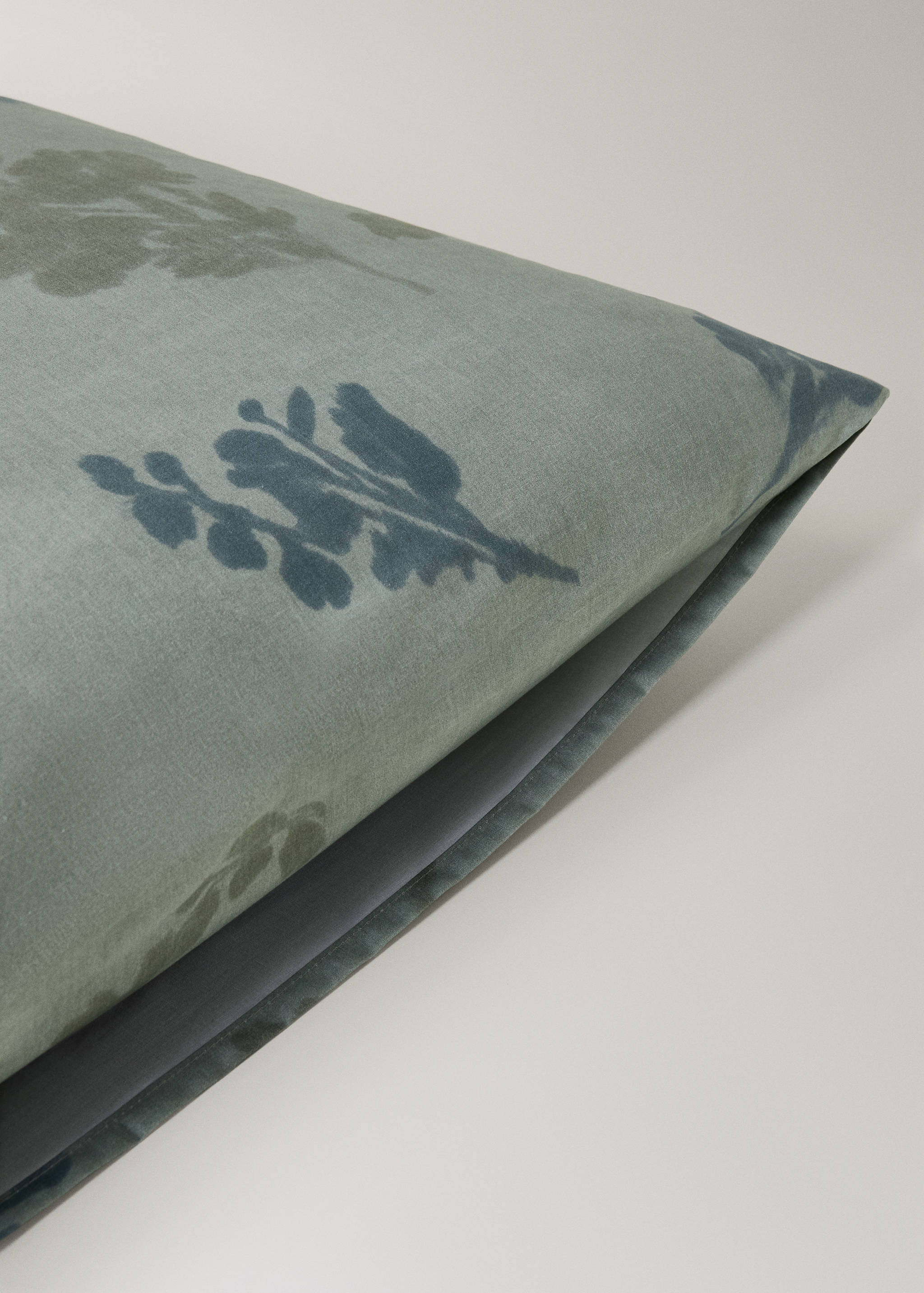 Two 200-thread count percale cotton diffused floral-print pillowcases 50x75 cm - Details of the article 2
