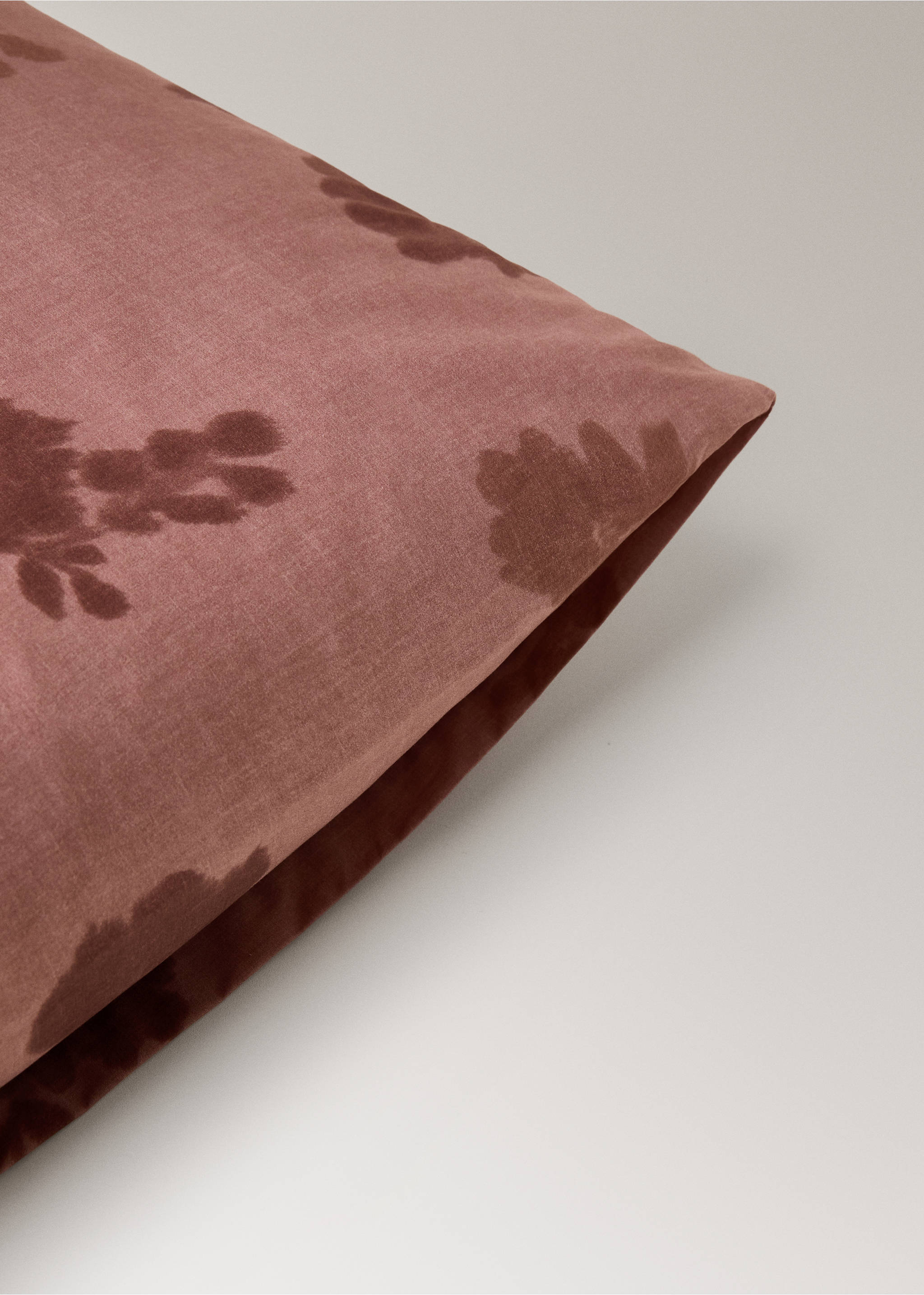 Two 200-thread count percale cotton diffused floral-print pillowcases 50x75 cm - Details of the article 2, Medium Pink. Ref: 17011612-00.