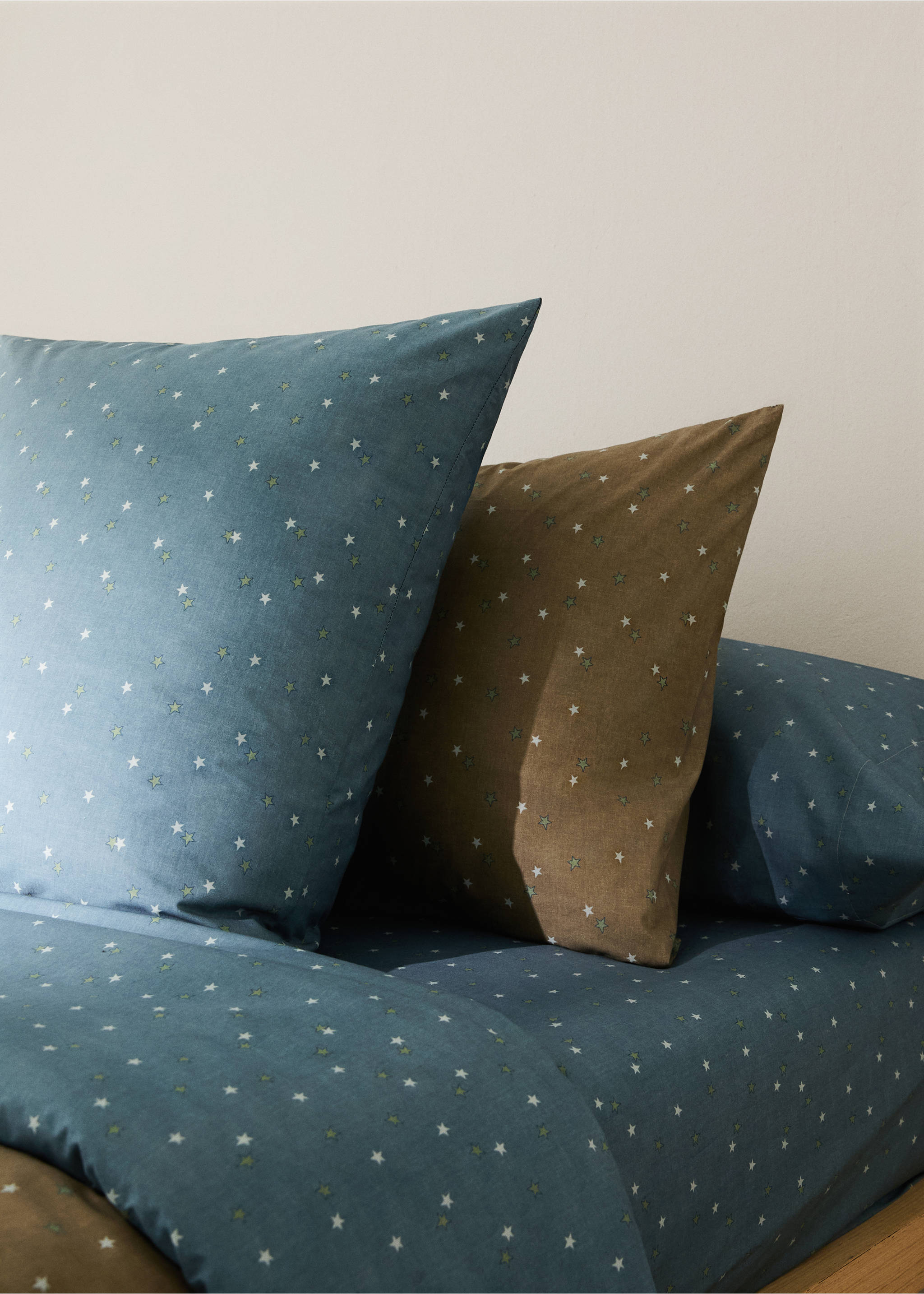 Blue star-print pillowcase with a small white and green star pattern., Blue. Ref: 17011626-00.