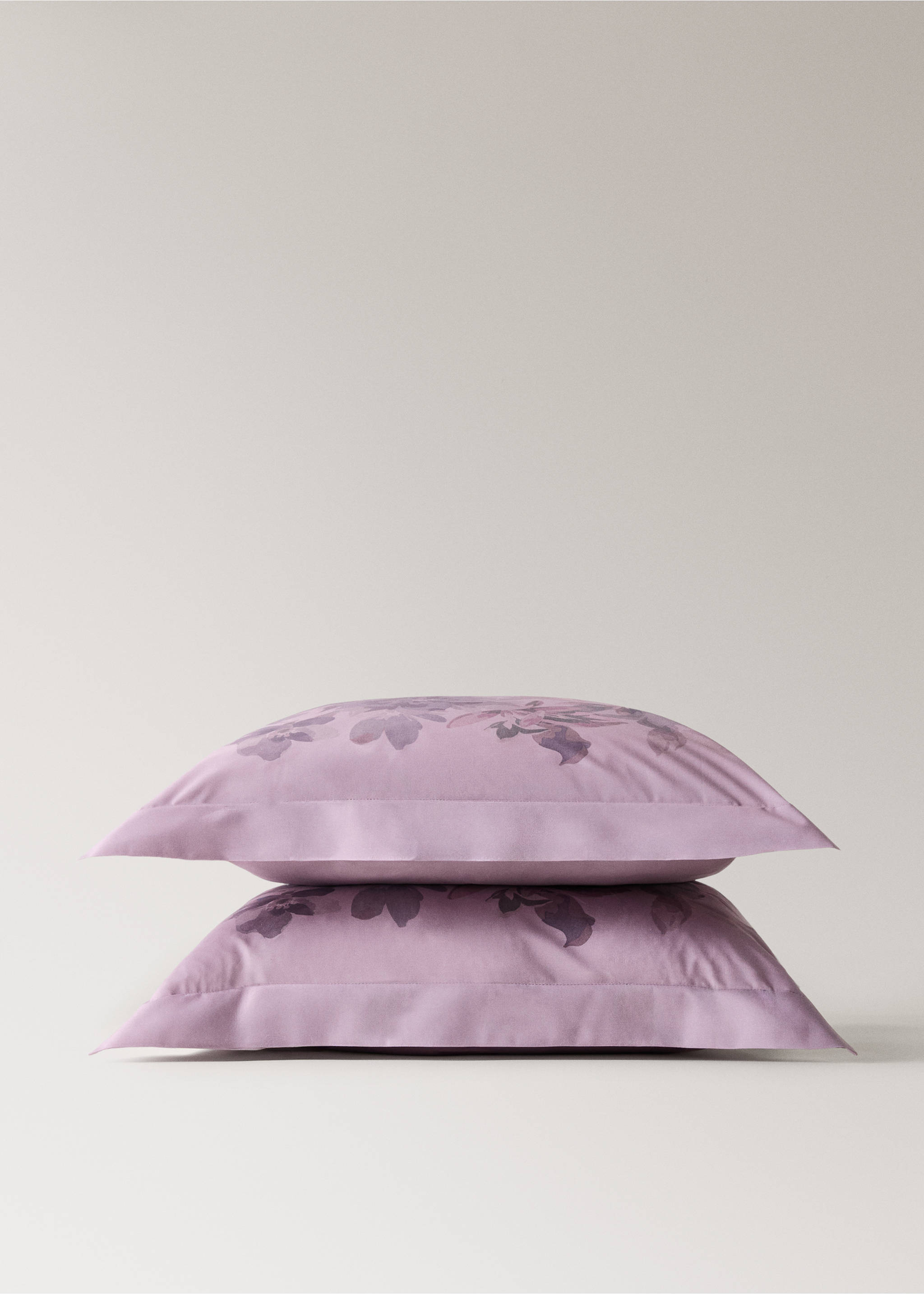 Purple floral print pillowcase with a bordered edge., Plum. Ref: 17011629-00.