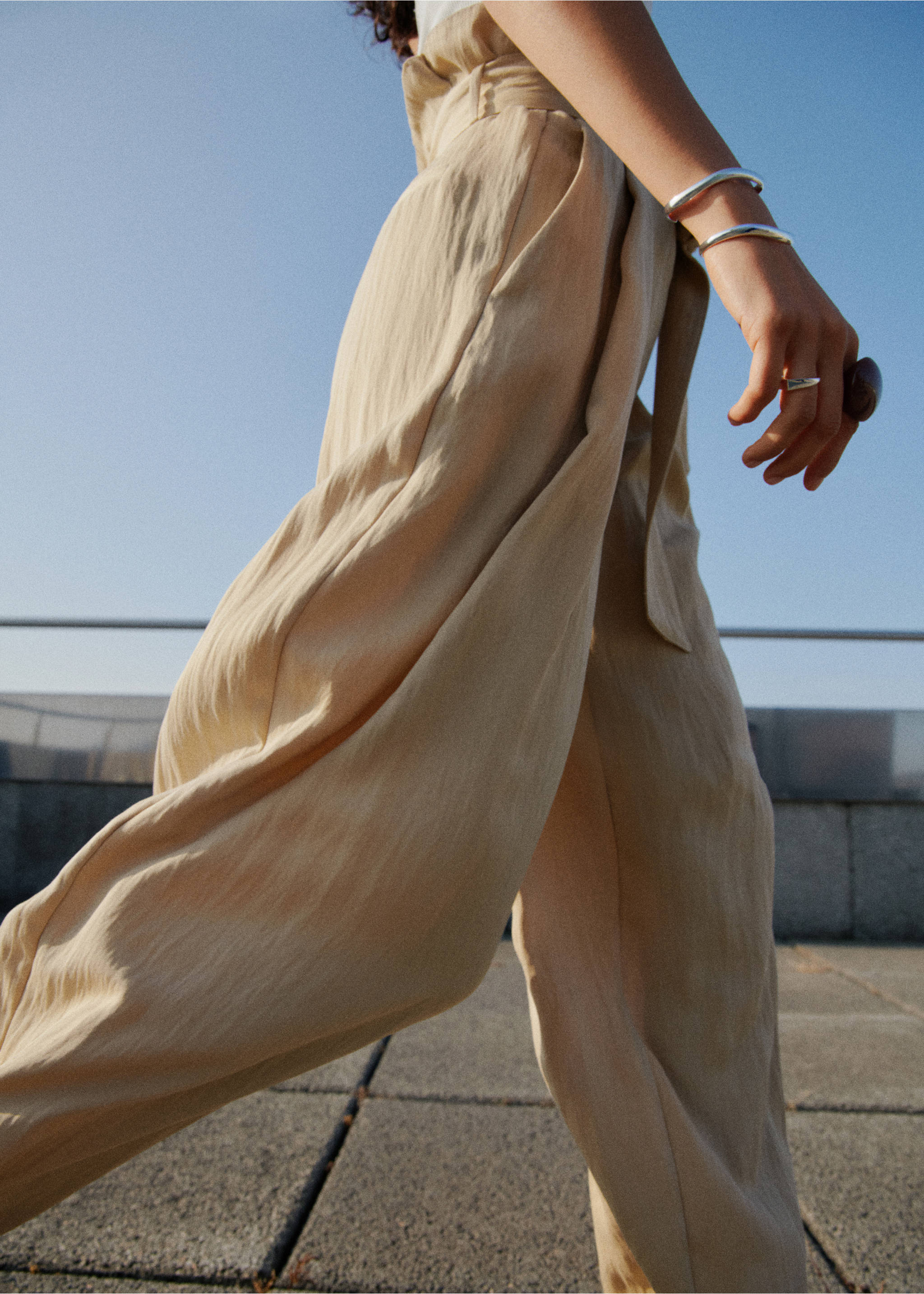 Lyocell paperbag trousers - Details of the article 7, Beige. Ref: 17012536-00.