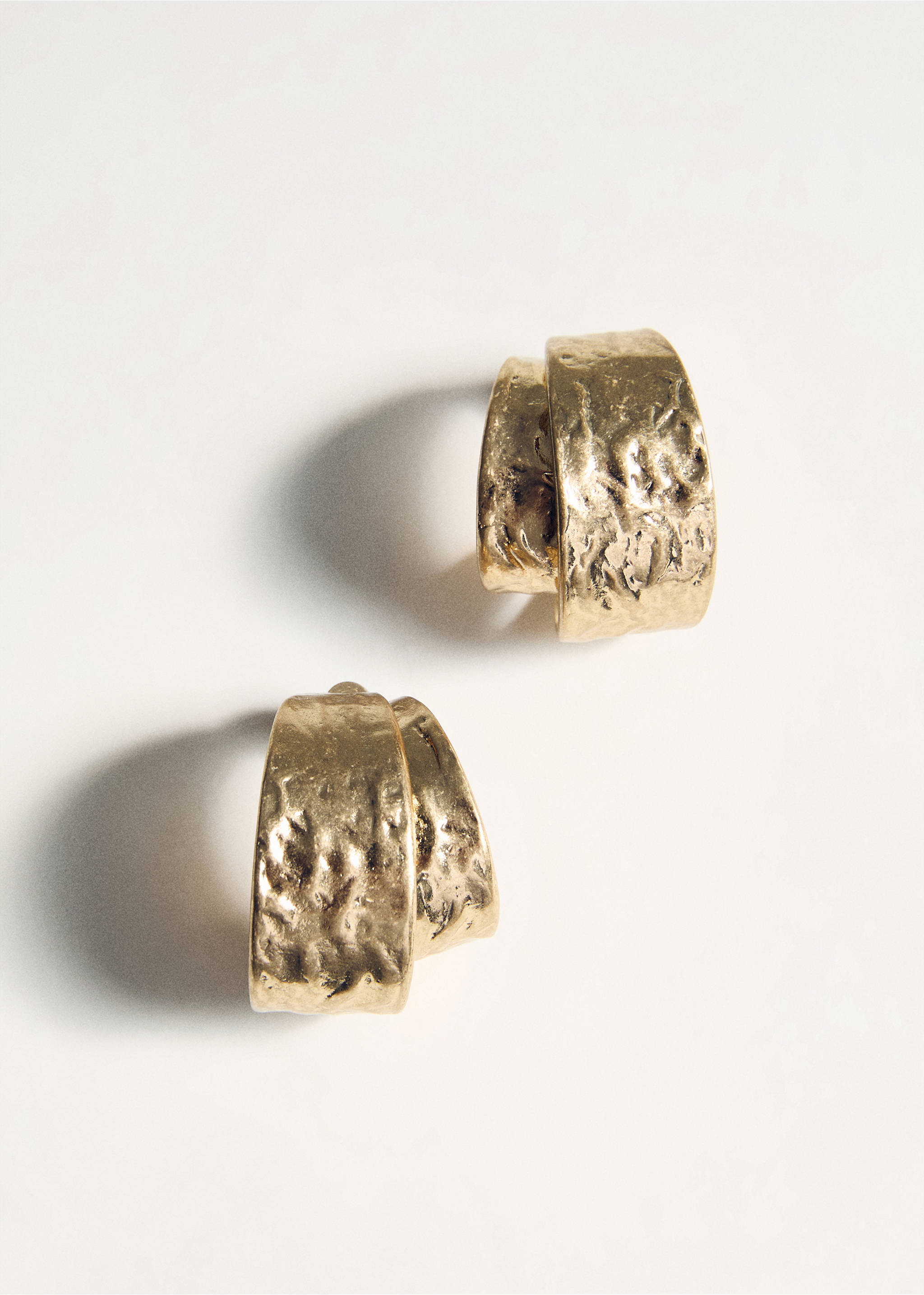 Textured double hoop earrings - Details of the article 5, Gold. Ref: 17012548-00.