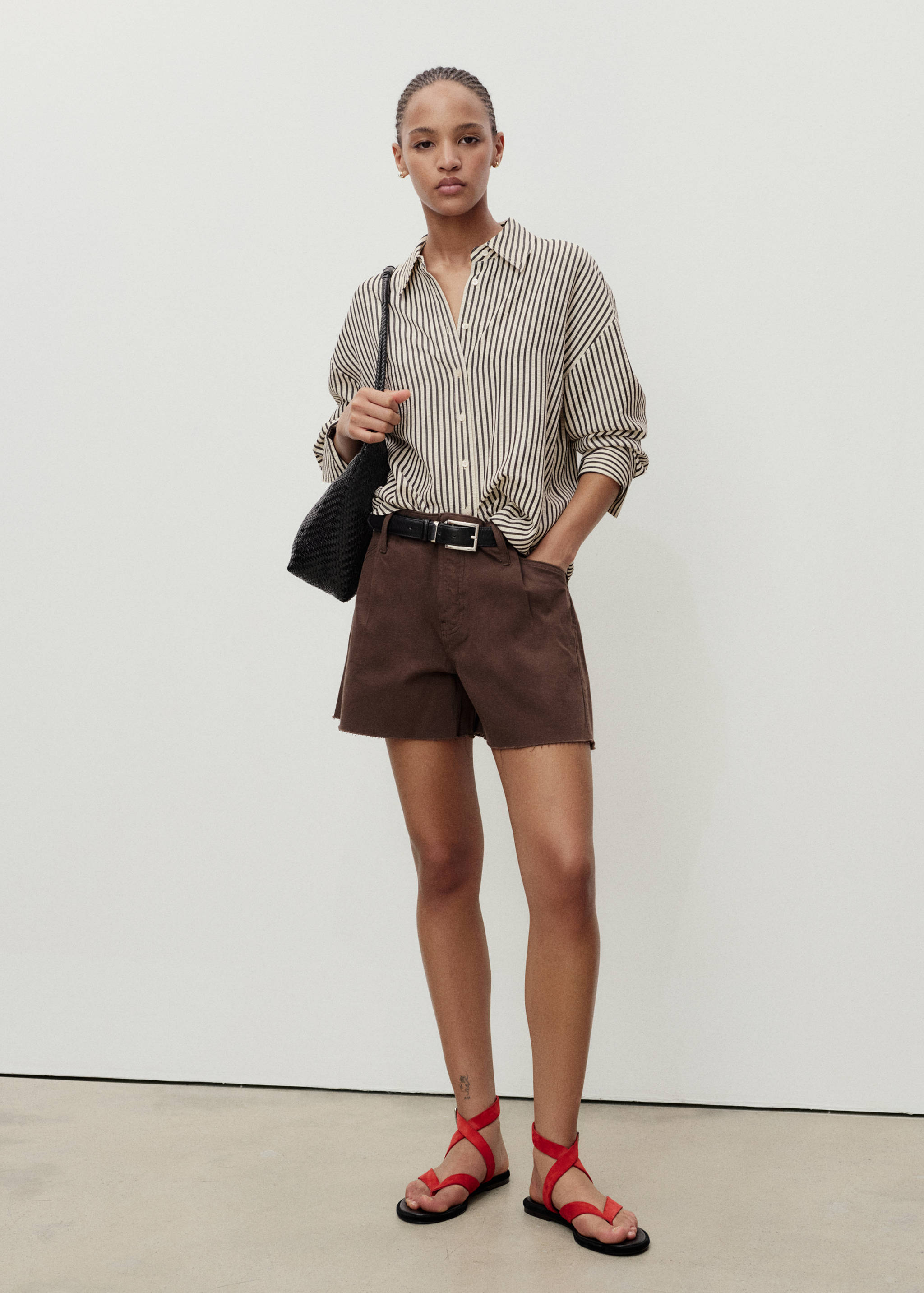 Denim shorts with frayed hem and pleats - General plane