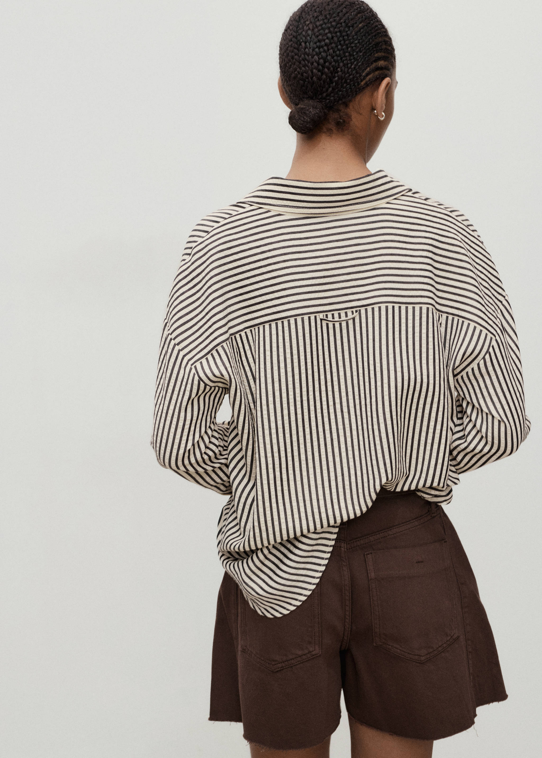 Denim shorts with frayed hem and pleats - Reverse of the article