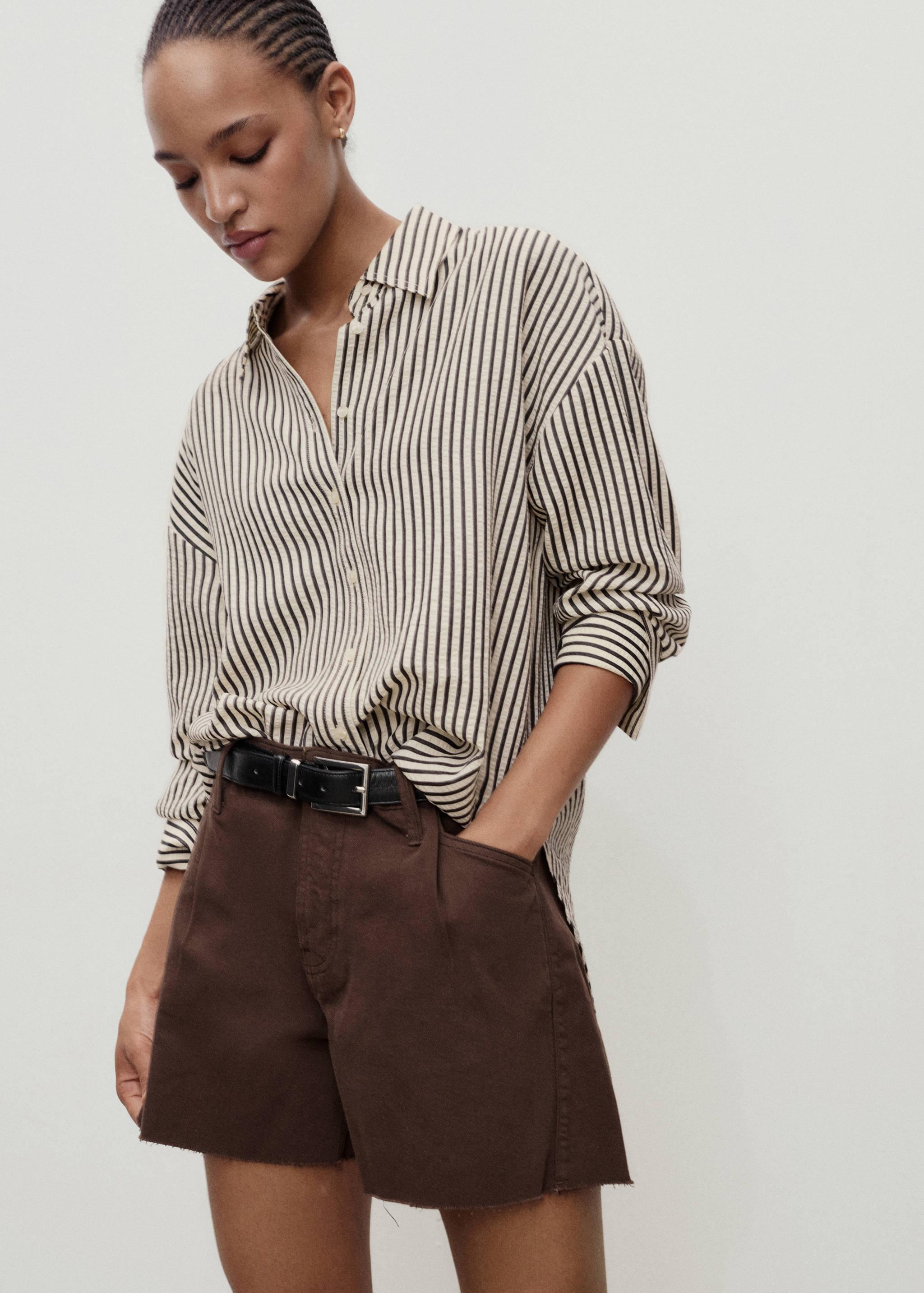 Denim shorts with frayed hem and pleats - Details of the article 1